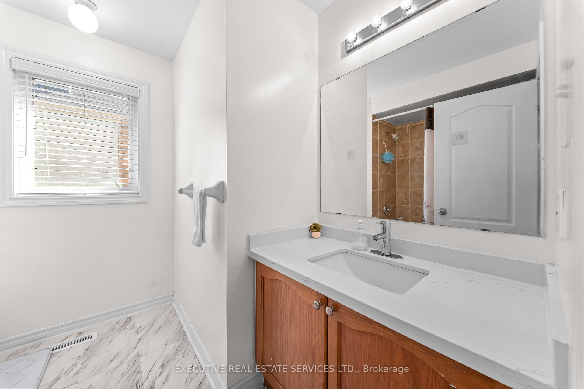 Photo 26 of 39 Kintyre Street, Brampton, Heart Lake West — HOMEH