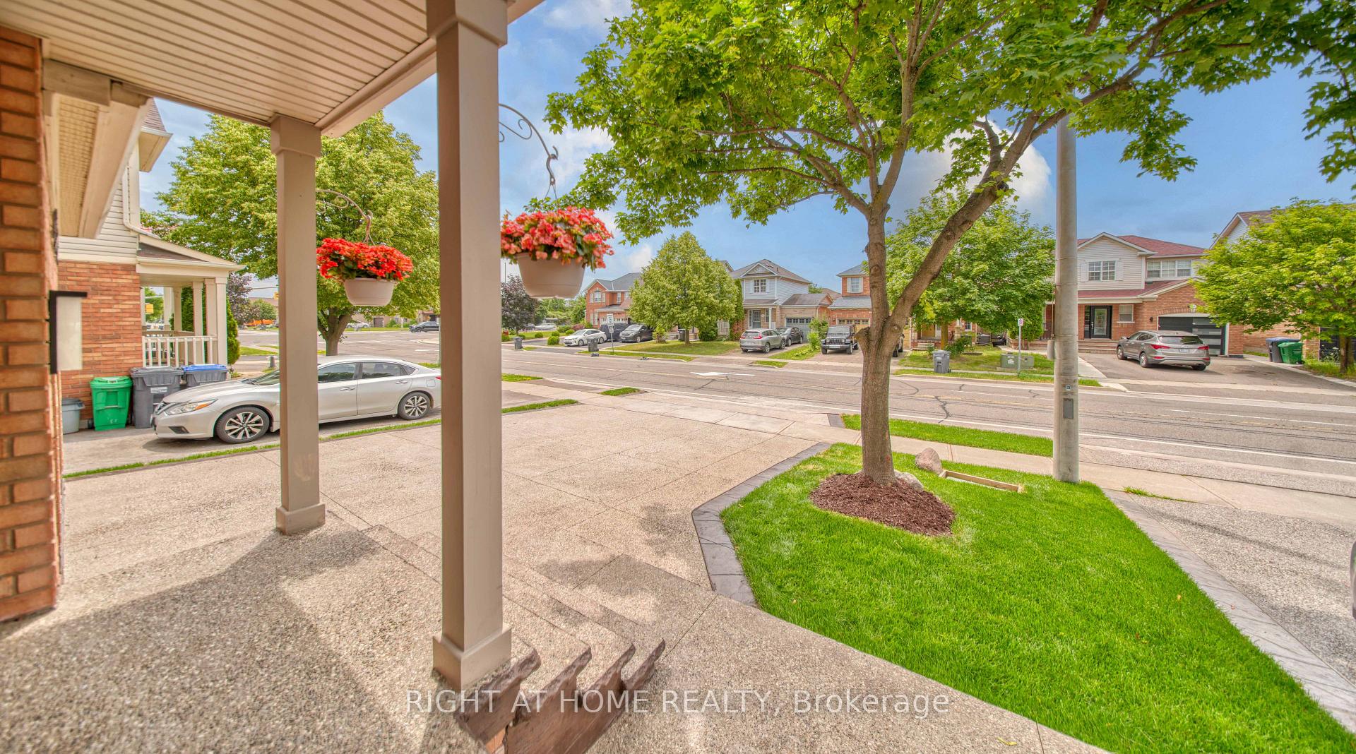Photo 3 of 211 Queen Mary Drive, Brampton, Fletcher's Meadow — HOMEH