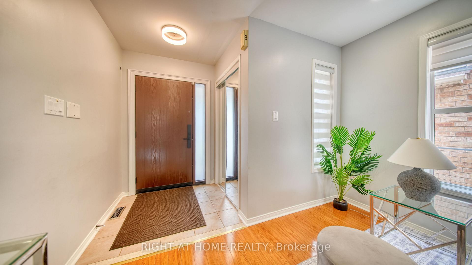 Photo 4 of 211 Queen Mary Drive, Brampton, Fletcher's Meadow — HOMEH