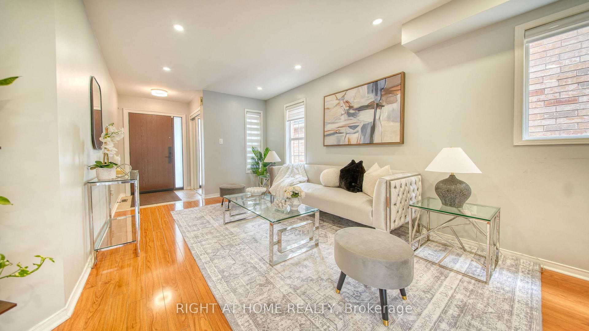 Photo 6 of 211 Queen Mary Drive, Brampton, Fletcher's Meadow — HOMEH