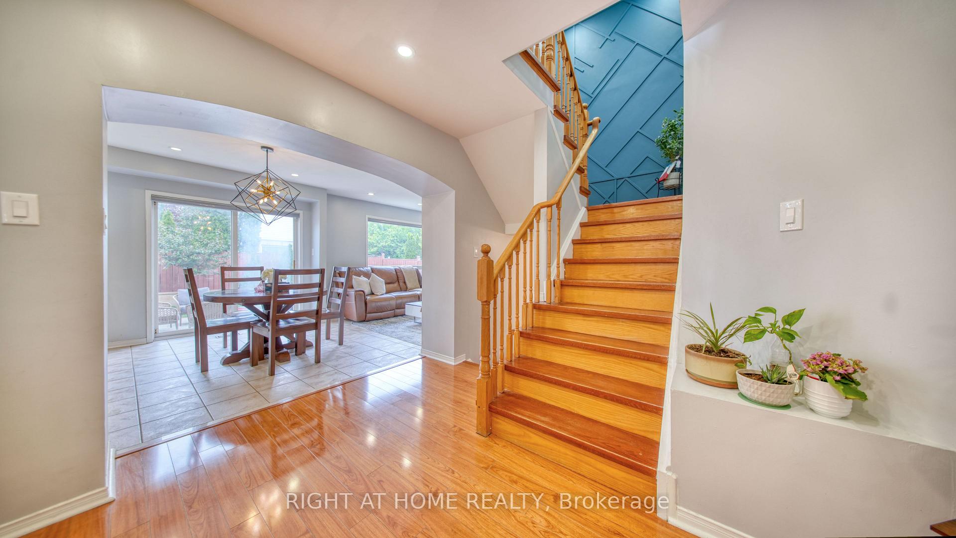 Photo 7 of 211 Queen Mary Drive, Brampton, Fletcher's Meadow — HOMEH