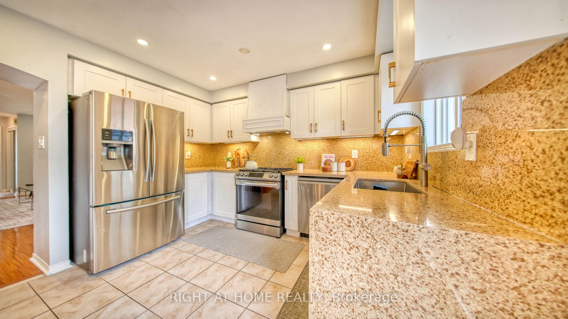 Photo 9 of 211 Queen Mary Drive, Brampton, Fletcher's Meadow — HOMEH