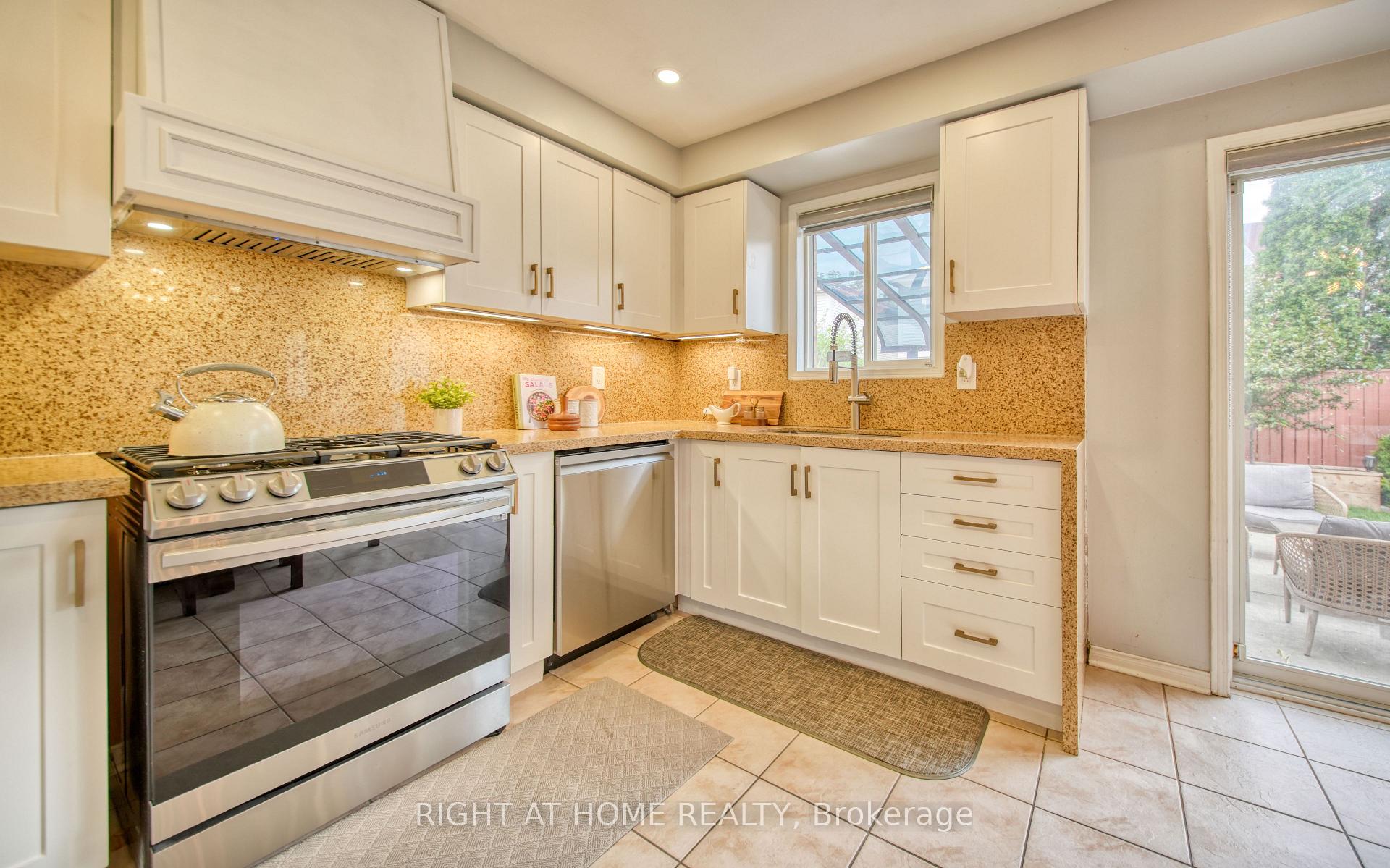 Photo 10 of 211 Queen Mary Drive, Brampton, Fletcher's Meadow — HOMEH