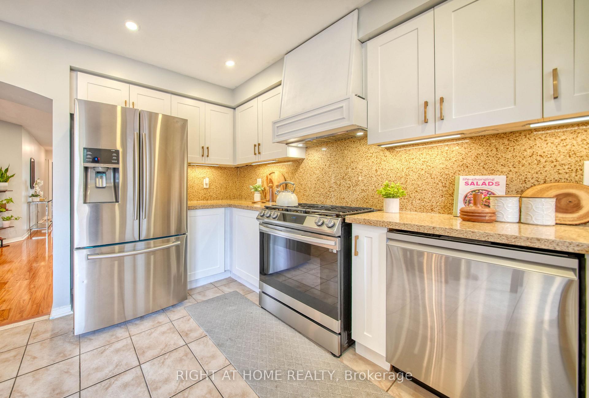 Photo 11 of 211 Queen Mary Drive, Brampton, Fletcher's Meadow — HOMEH