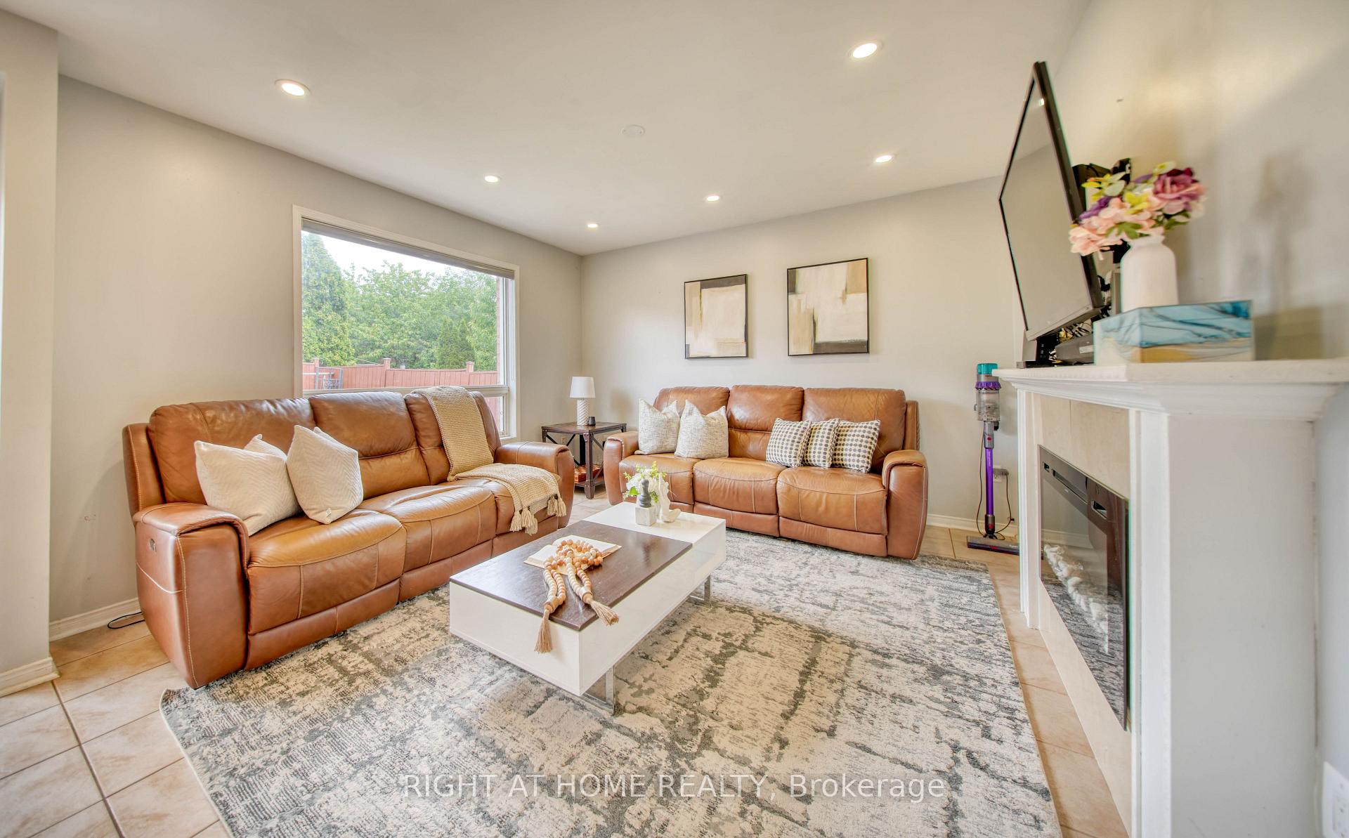 Photo 12 of 211 Queen Mary Drive, Brampton, Fletcher's Meadow — HOMEH