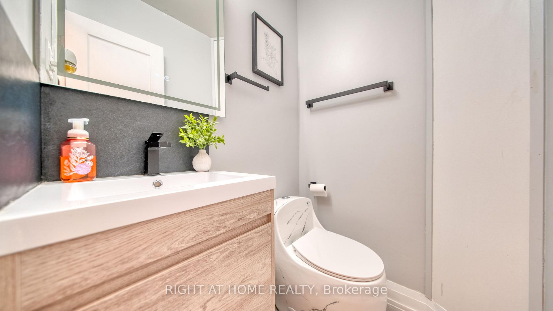 Photo 14 of 211 Queen Mary Drive, Brampton, Fletcher's Meadow — HOMEH