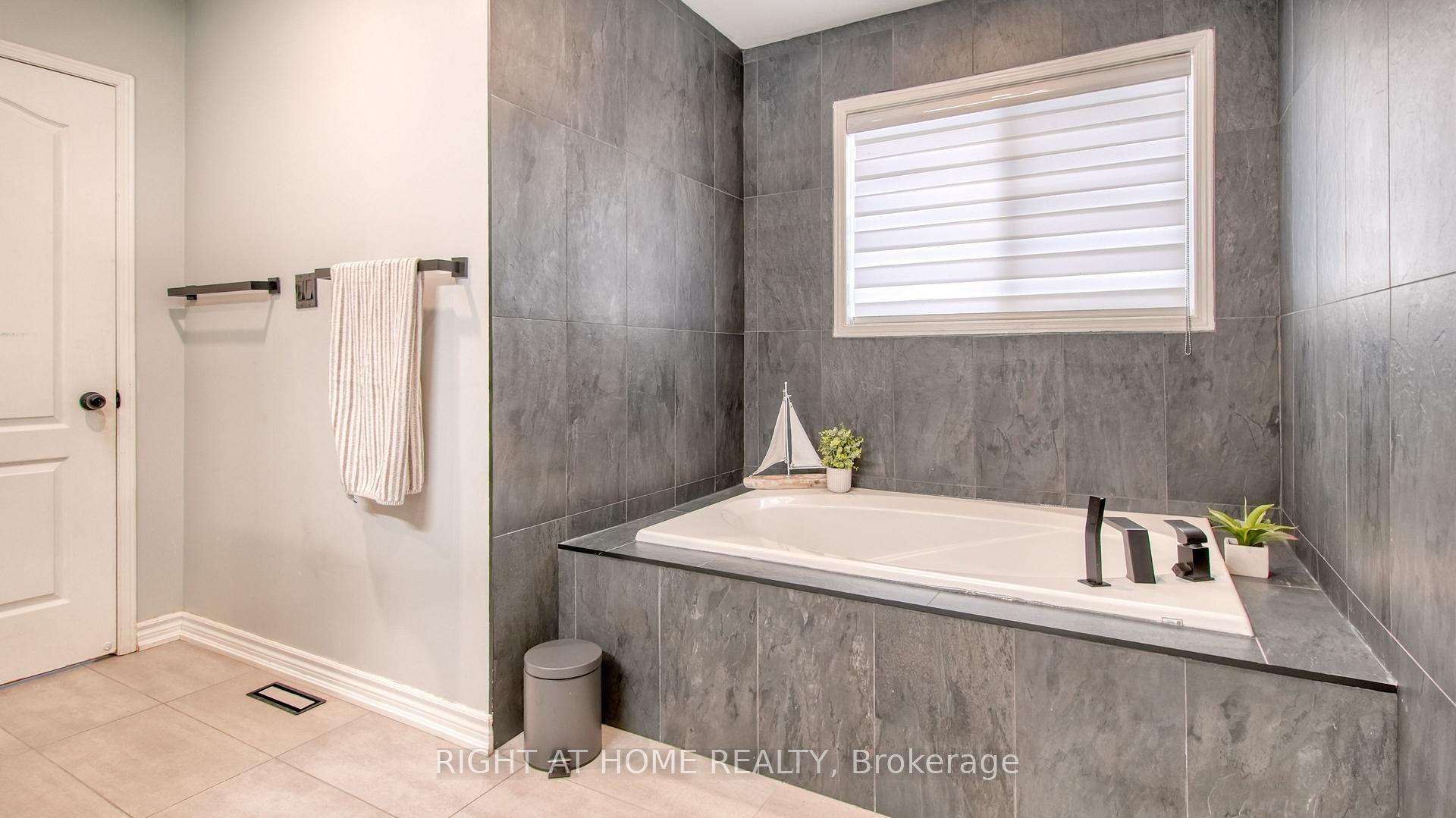 Photo 20 of 211 Queen Mary Drive, Brampton, Fletcher's Meadow — HOMEH