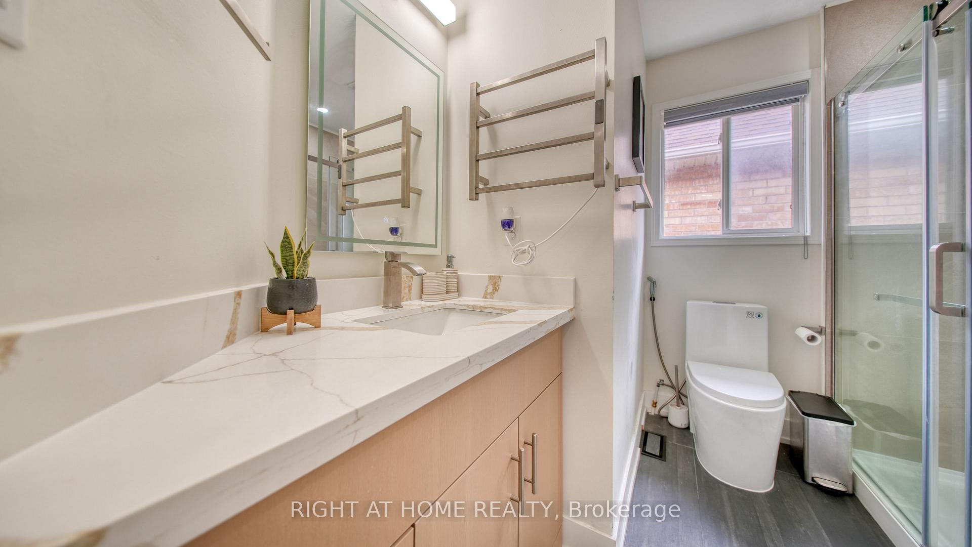 Photo 26 of 211 Queen Mary Drive, Brampton, Fletcher's Meadow — HOMEH