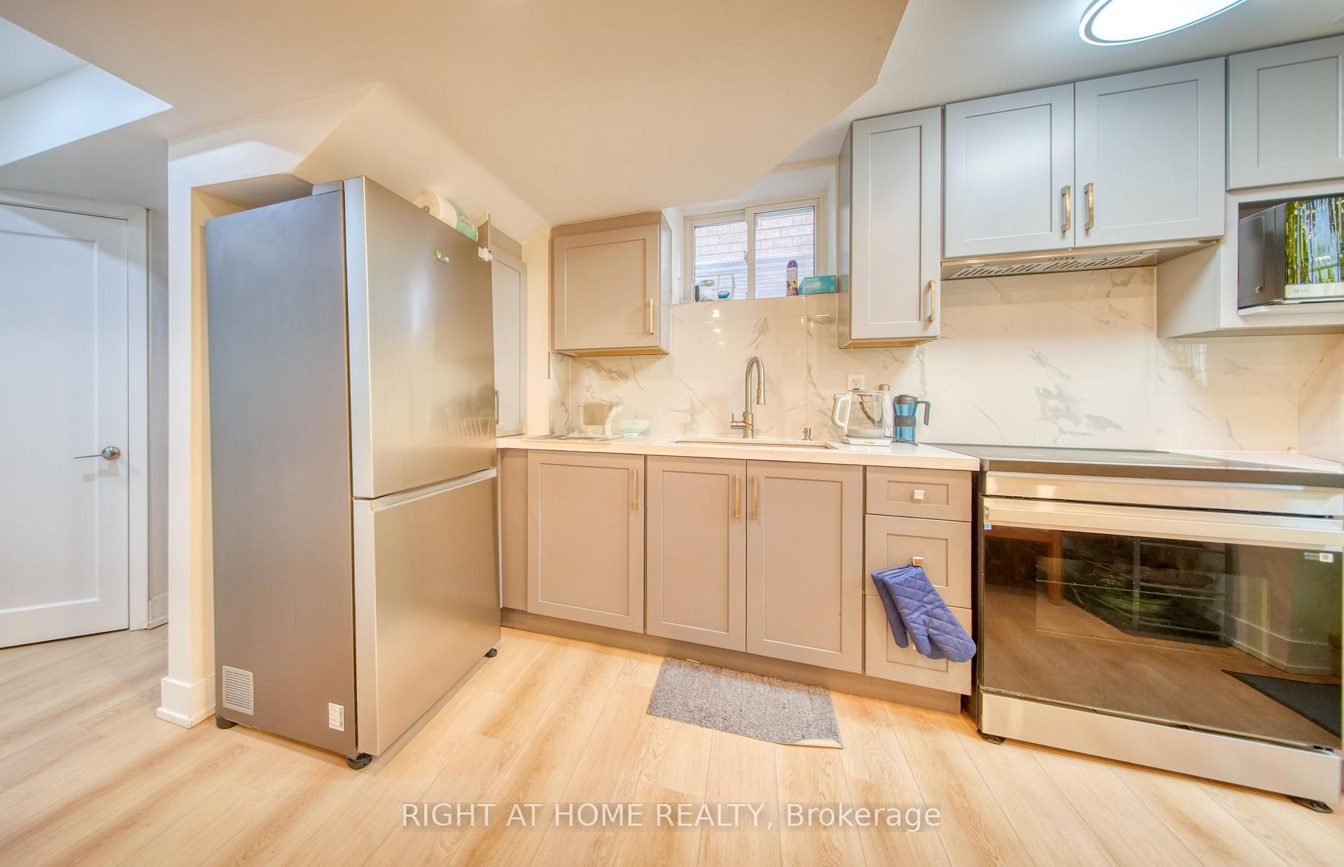 Photo 31 of 211 Queen Mary Drive, Brampton, Fletcher's Meadow — HOMEH