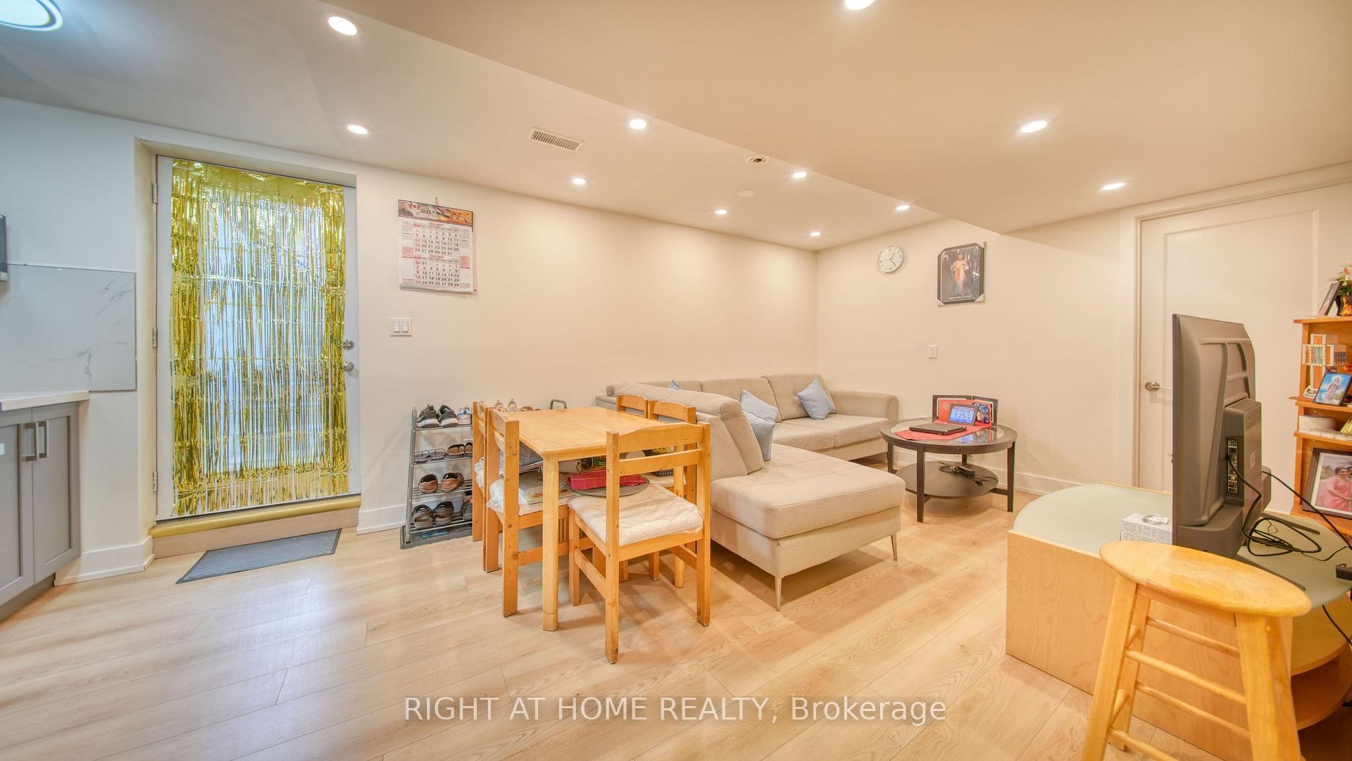 Photo 32 of 211 Queen Mary Drive, Brampton, Fletcher's Meadow — HOMEH