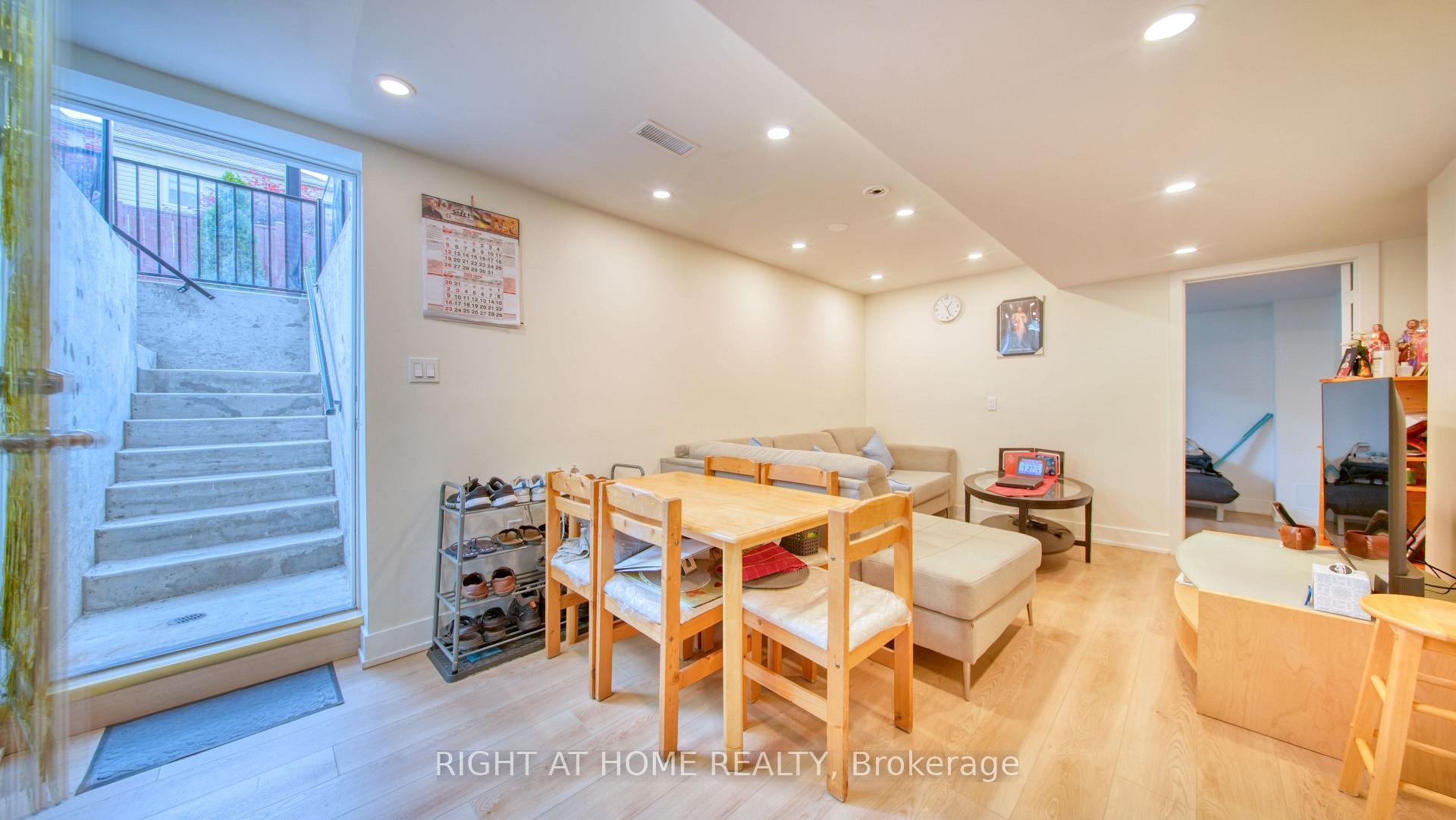 Photo 34 of 211 Queen Mary Drive, Brampton, Fletcher's Meadow — HOMEH