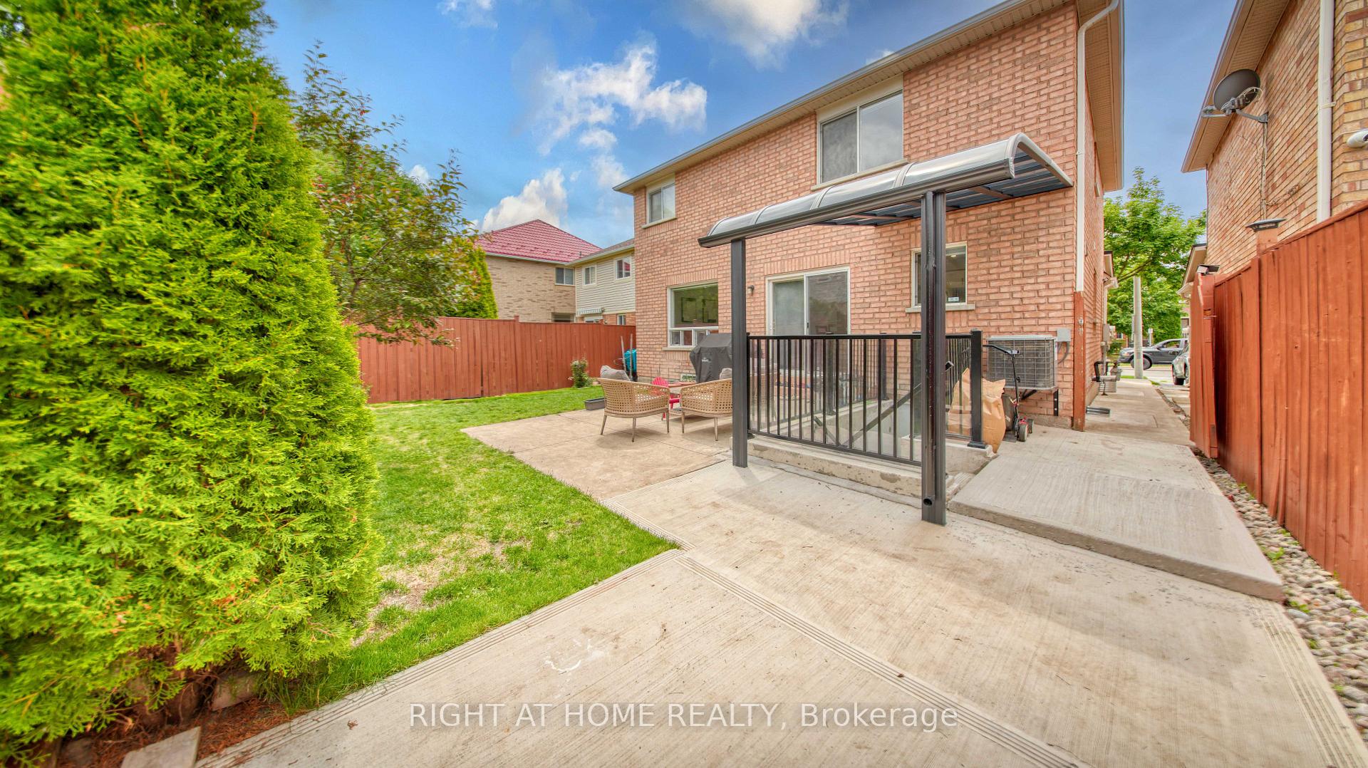 Photo 35 of 211 Queen Mary Drive, Brampton, Fletcher's Meadow — HOMEH