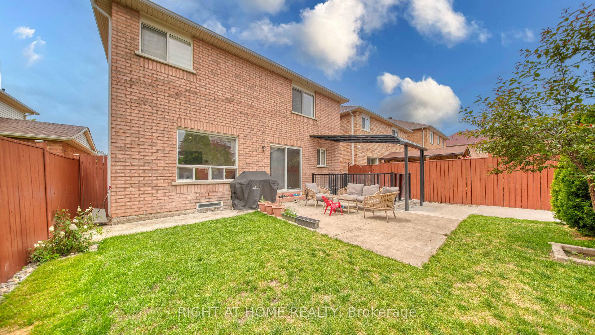 Photo 36 of 211 Queen Mary Drive, Brampton, Fletcher's Meadow — HOMEH
