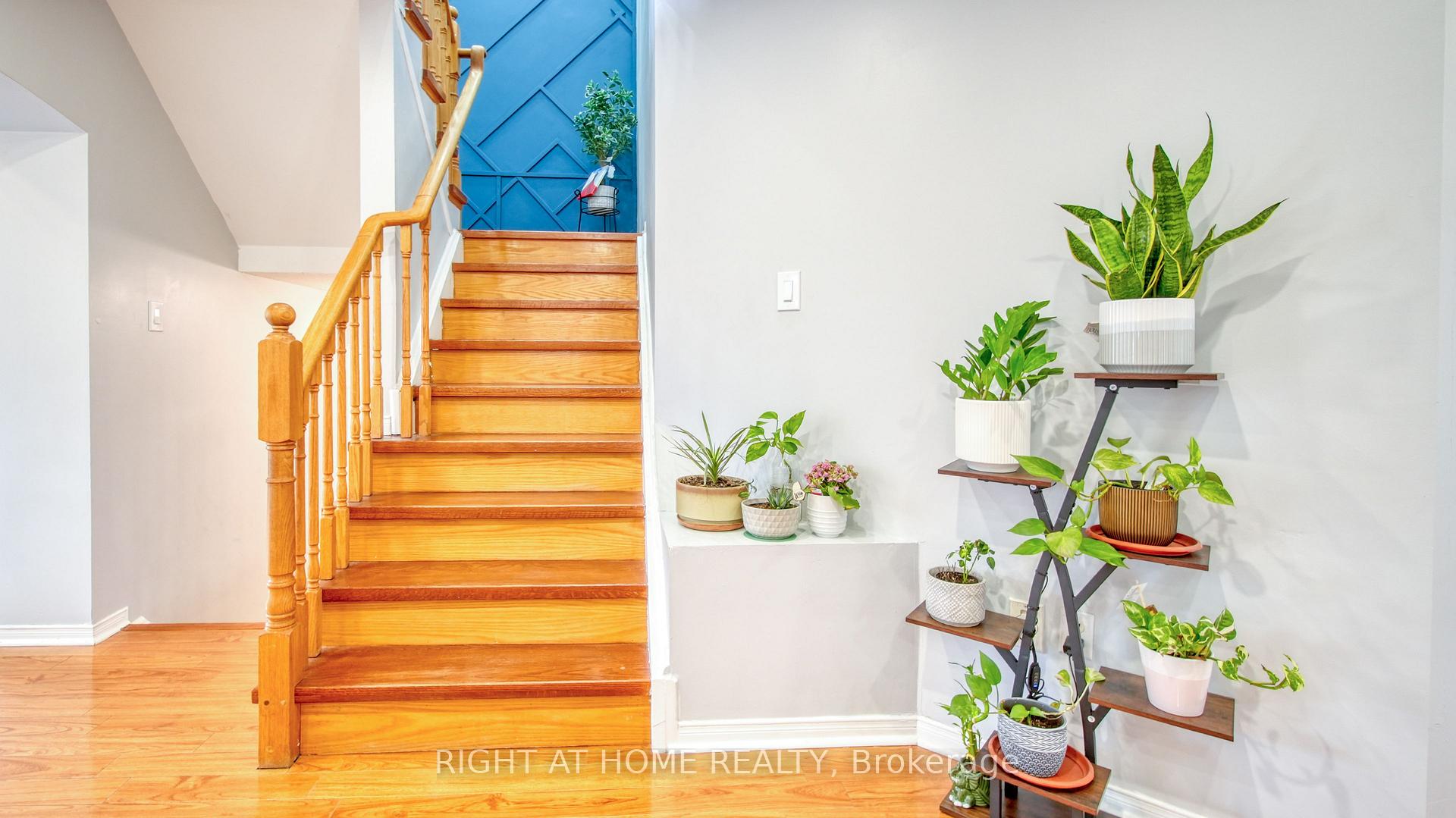 Photo 15 of 211 Queen Mary Drive, Brampton, Fletcher's Meadow — HOMEH