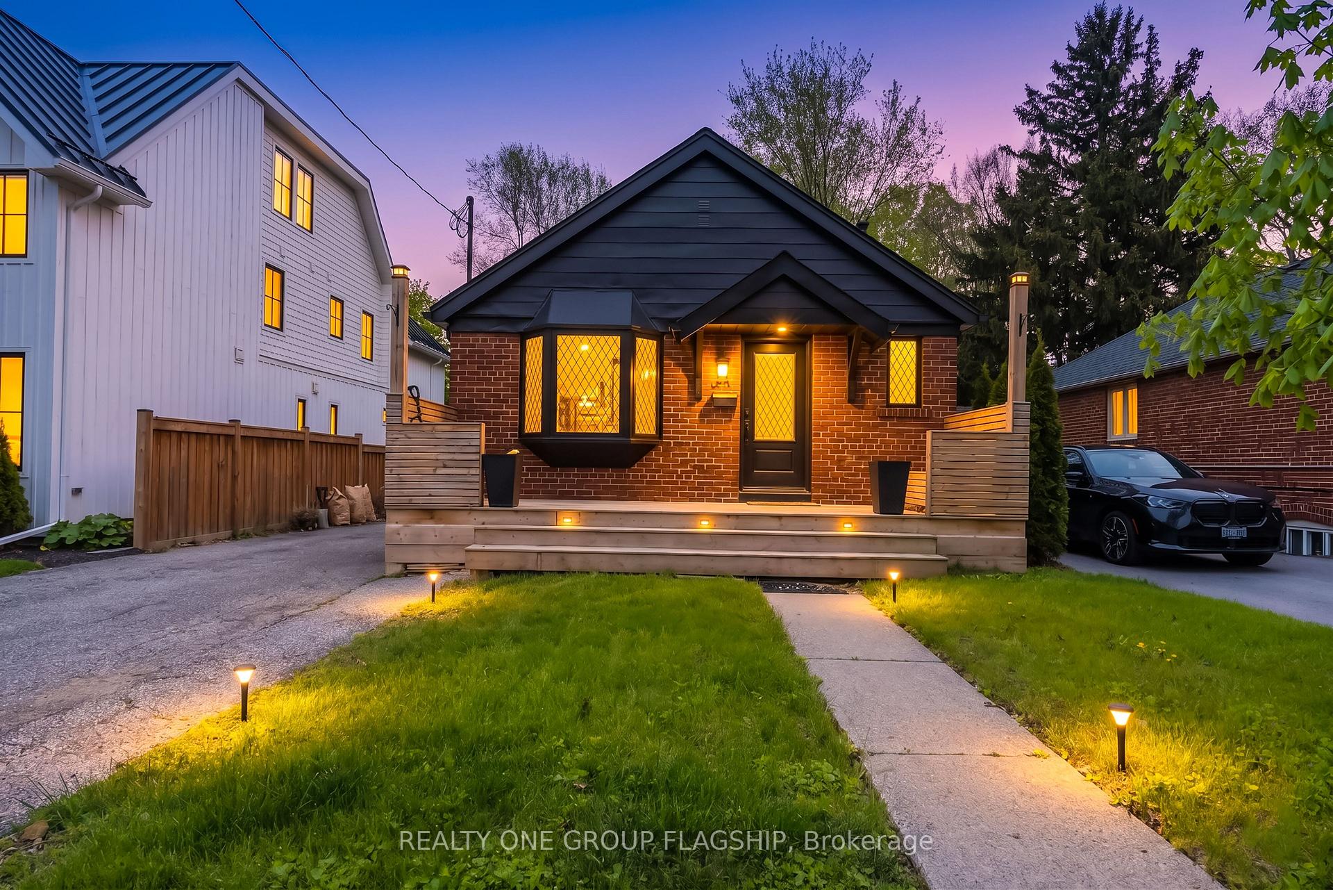 Photo 2 of 19 Yorkview Drive, Etobicoke, Stonegate-Queensway — HOMEH