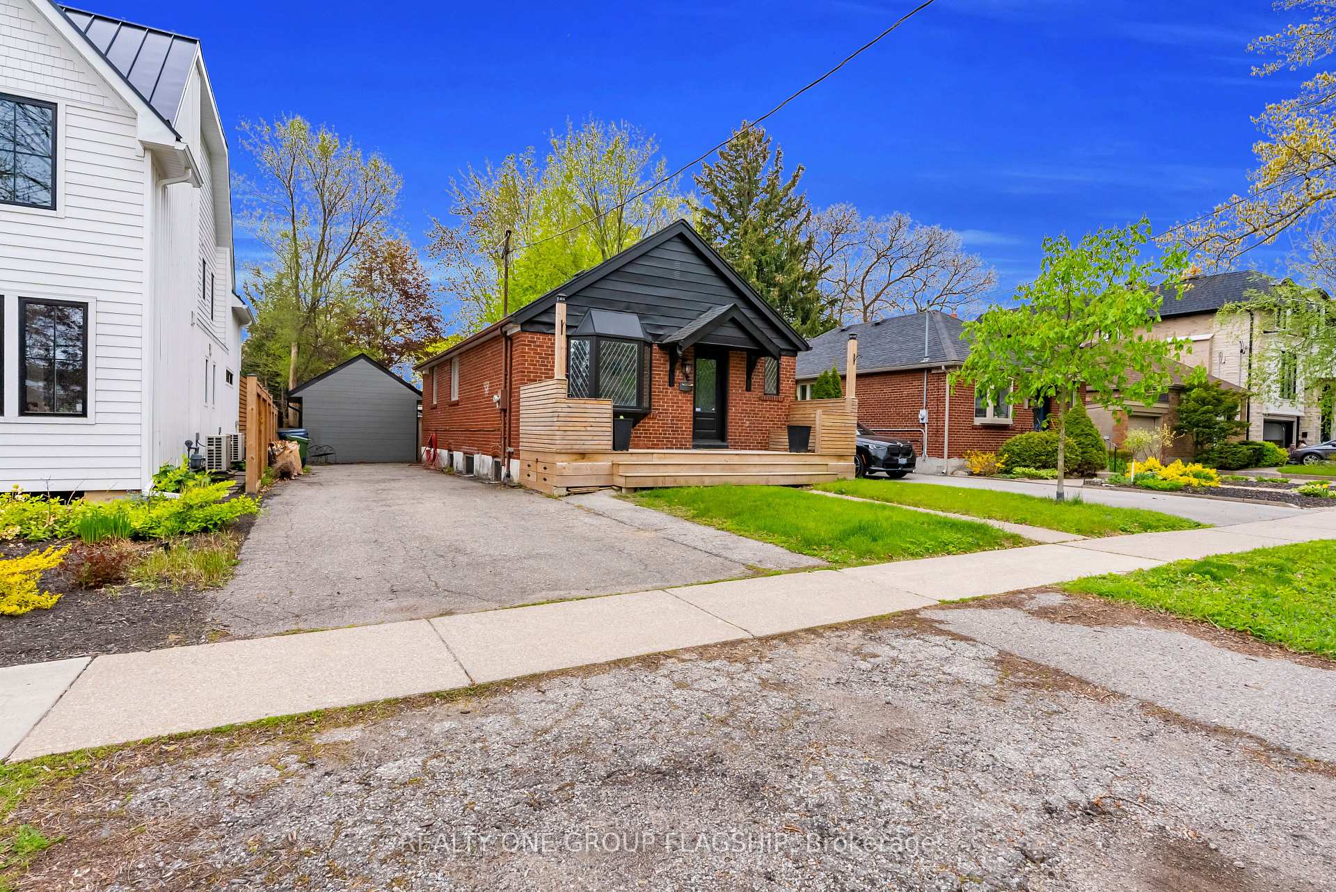 Photo 3 of 19 Yorkview Drive, Etobicoke, Stonegate-Queensway — HOMEH