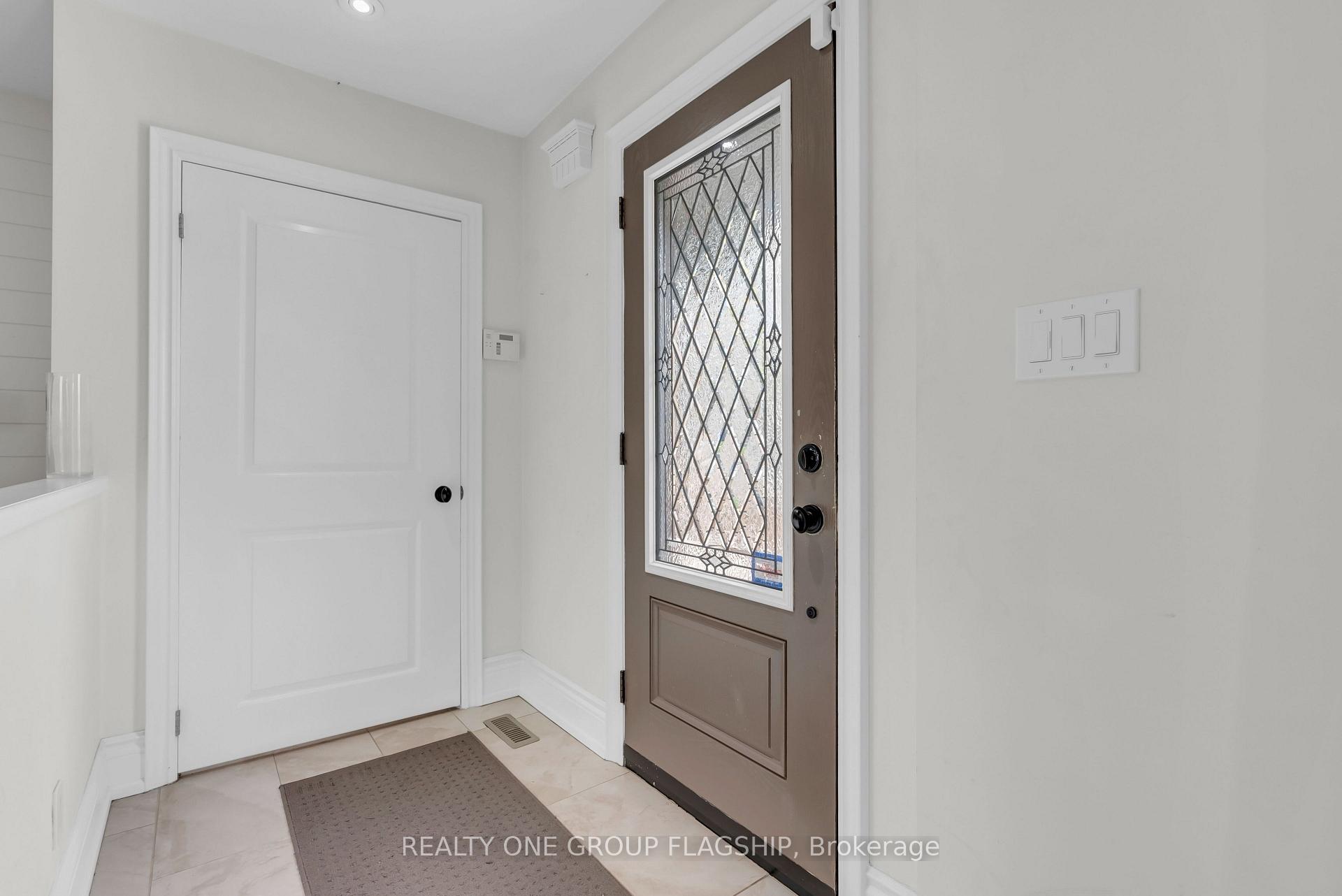 Photo 4 of 19 Yorkview Drive, Etobicoke, Stonegate-Queensway — HOMEH