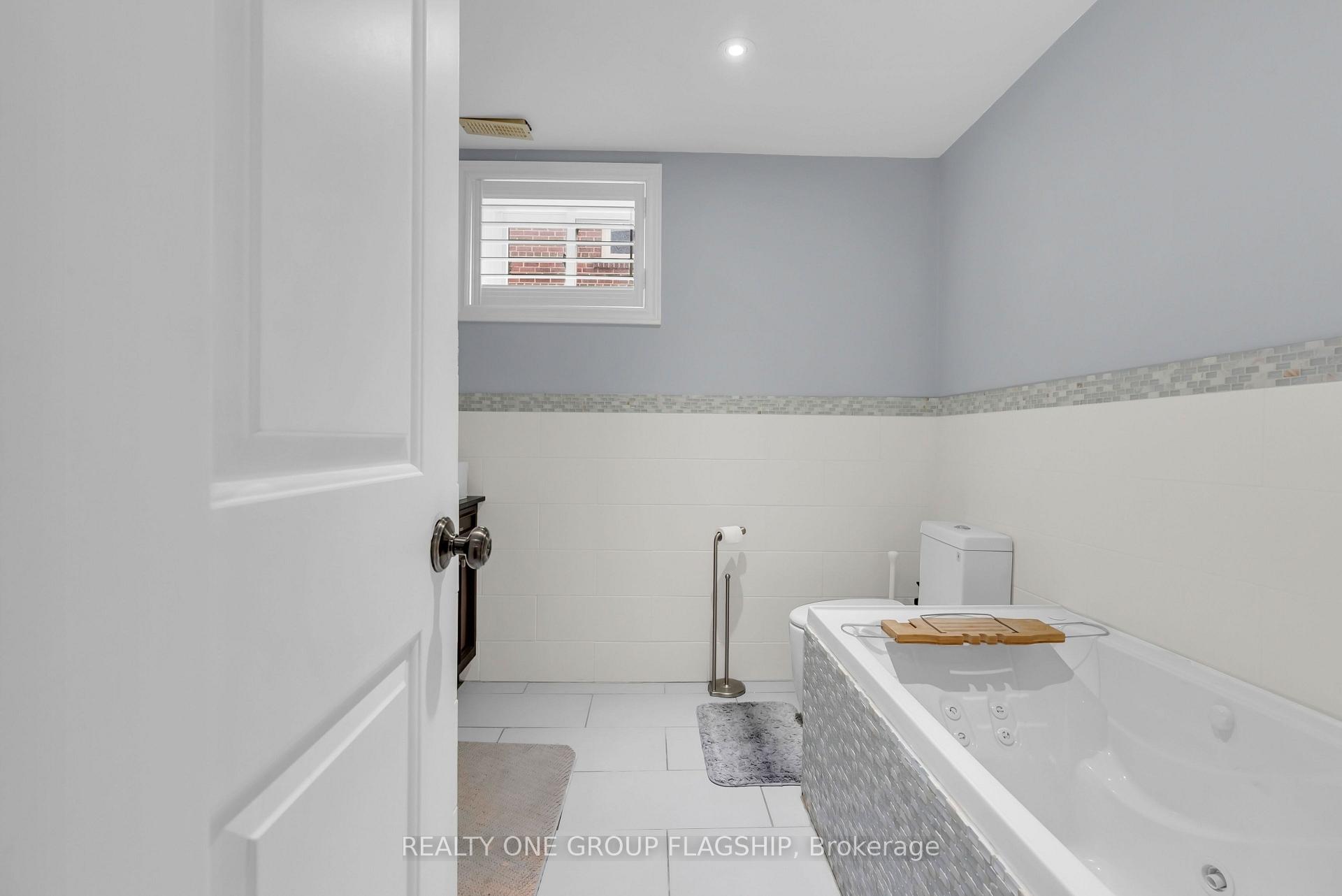 Photo 36 of 19 Yorkview Drive, Etobicoke, Stonegate-Queensway — HOMEH