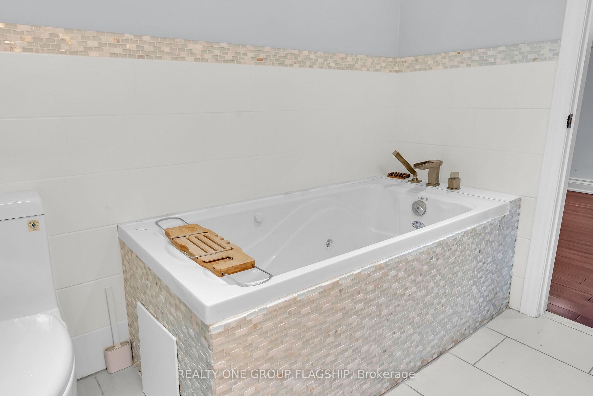 Photo 38 of 19 Yorkview Drive, Etobicoke, Stonegate-Queensway — HOMEH