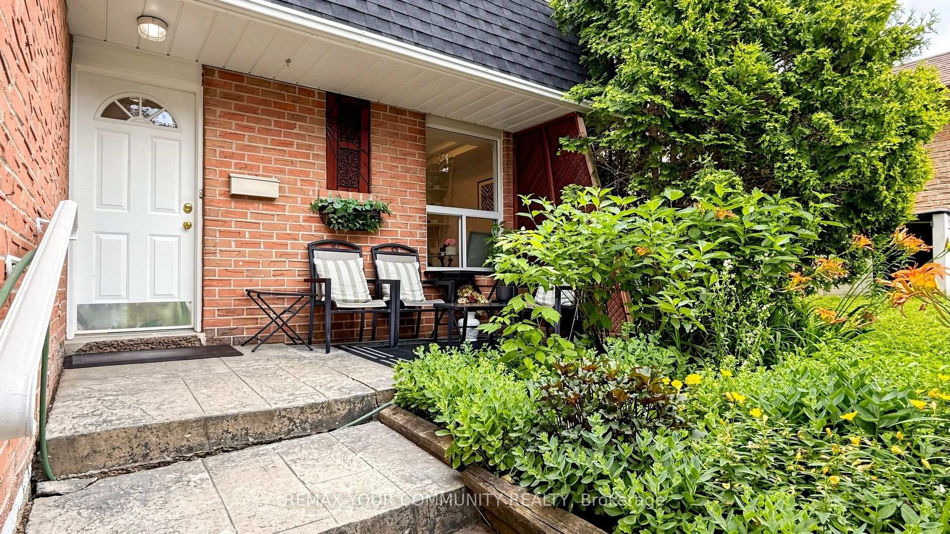 Photo 3 of 276 Currey Crescent, Newmarket, Central Newmarket — HOMEH