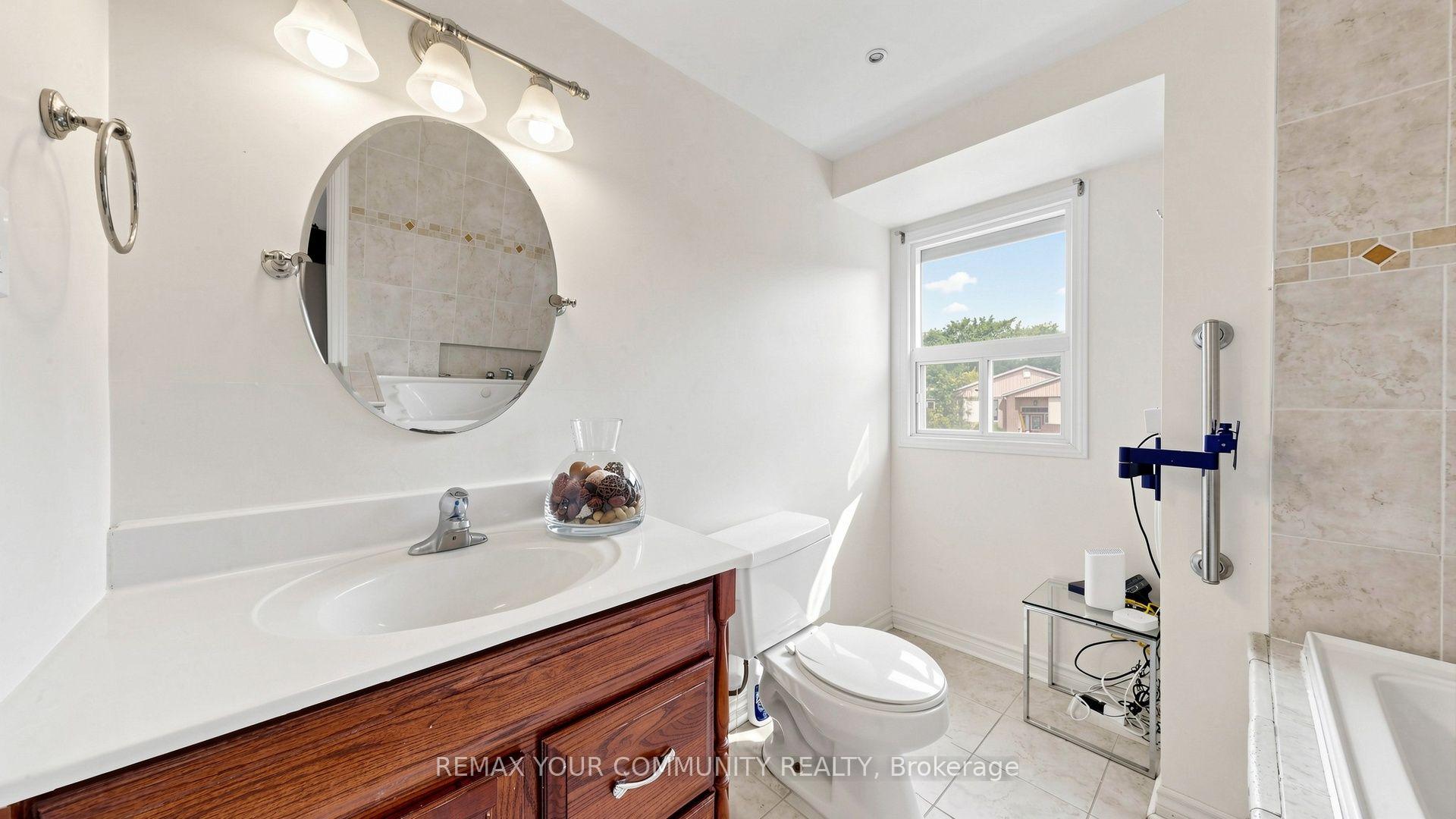 Photo 30 of 276 Currey Crescent, Newmarket, Central Newmarket — HOMEH