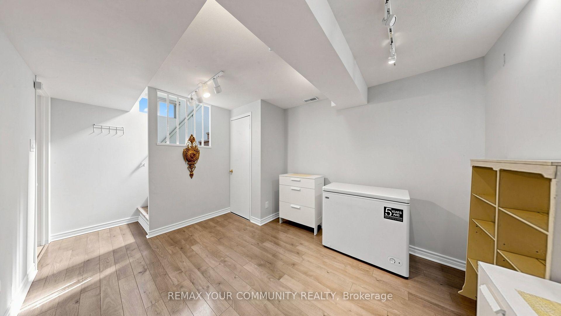 Photo 35 of 276 Currey Crescent, Newmarket, Central Newmarket — HOMEH