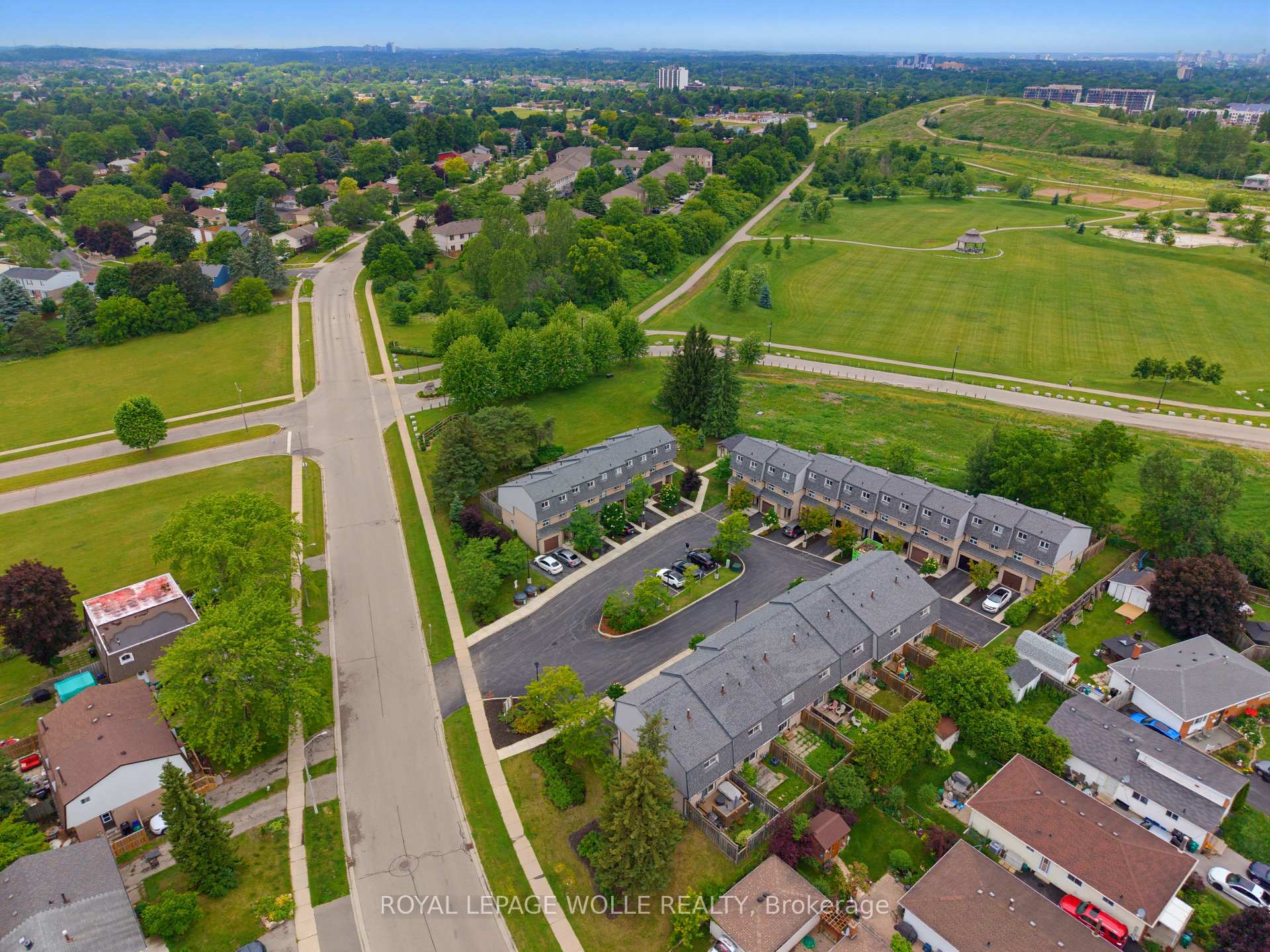 Photo 8 of Unit 4, 138 Blackhorne Drive, Kitchener — HOMEH