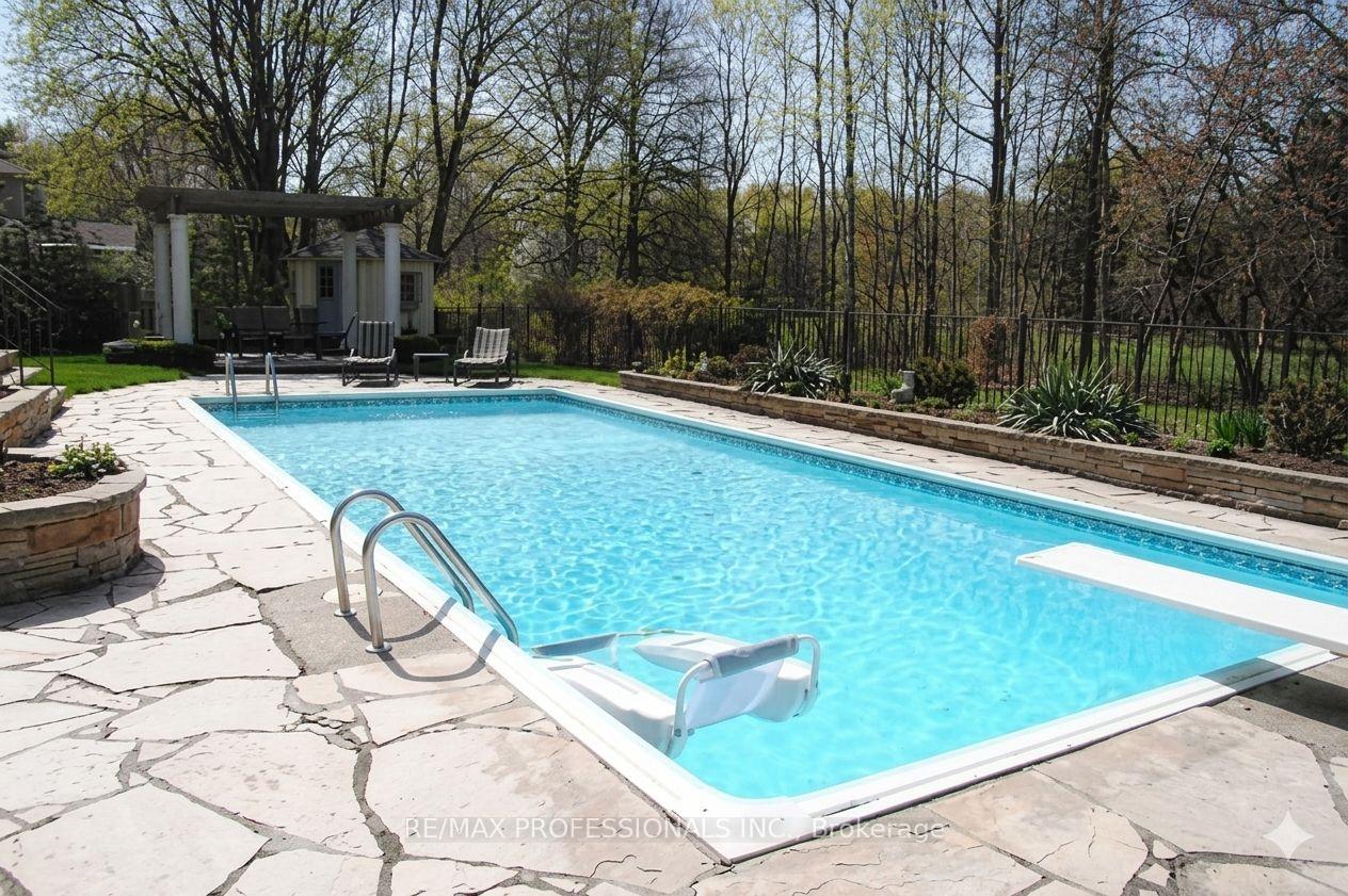 Photo 3 of 560 Meadow Wood Road, Mississauga, Clarkson — HOMEH