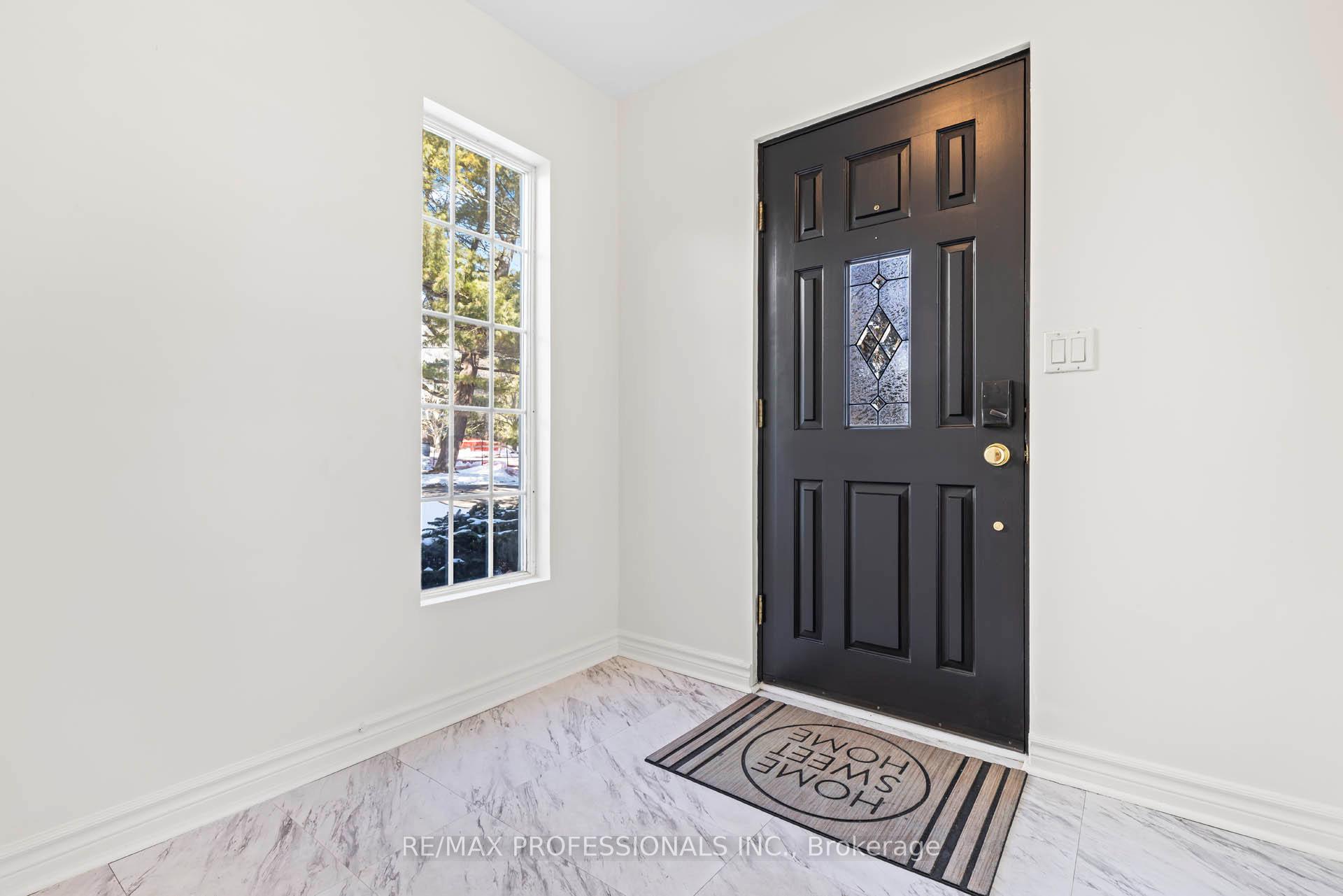 Photo 8 of 560 Meadow Wood Road, Mississauga, Clarkson — HOMEH