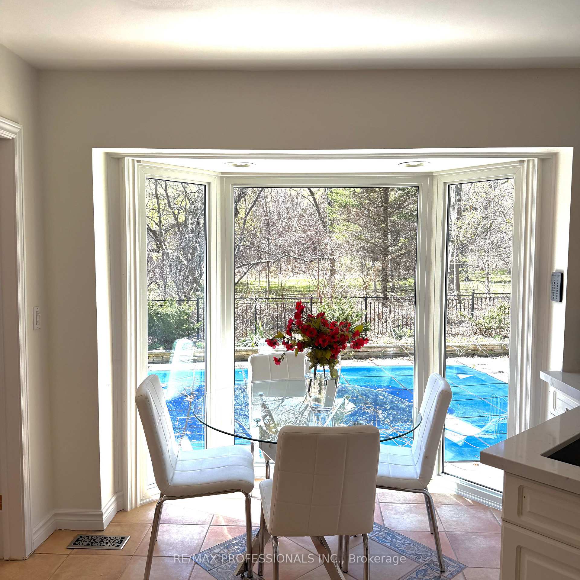 Photo 11 of 560 Meadow Wood Road, Mississauga, Clarkson — HOMEH