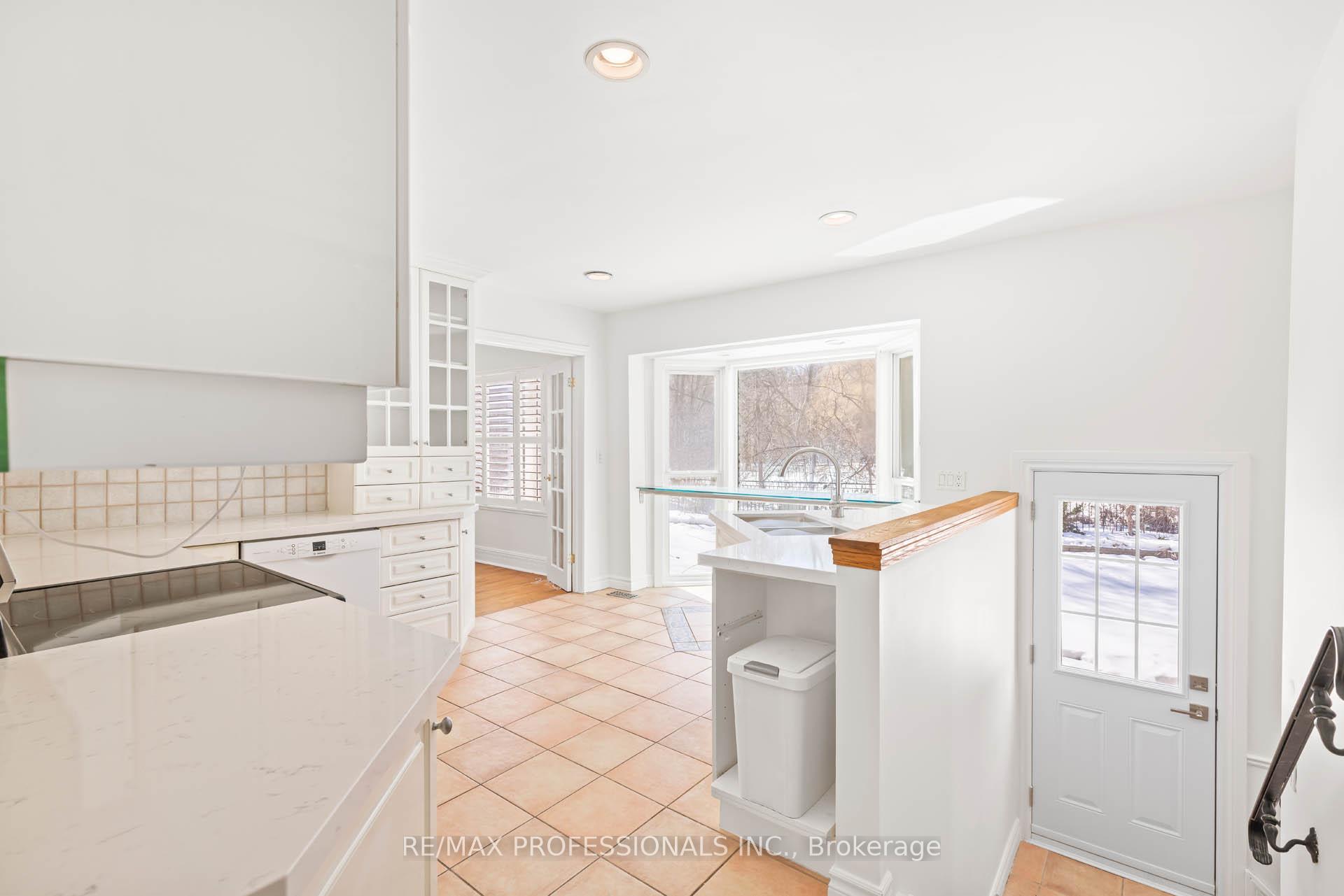 Photo 13 of 560 Meadow Wood Road, Mississauga, Clarkson — HOMEH