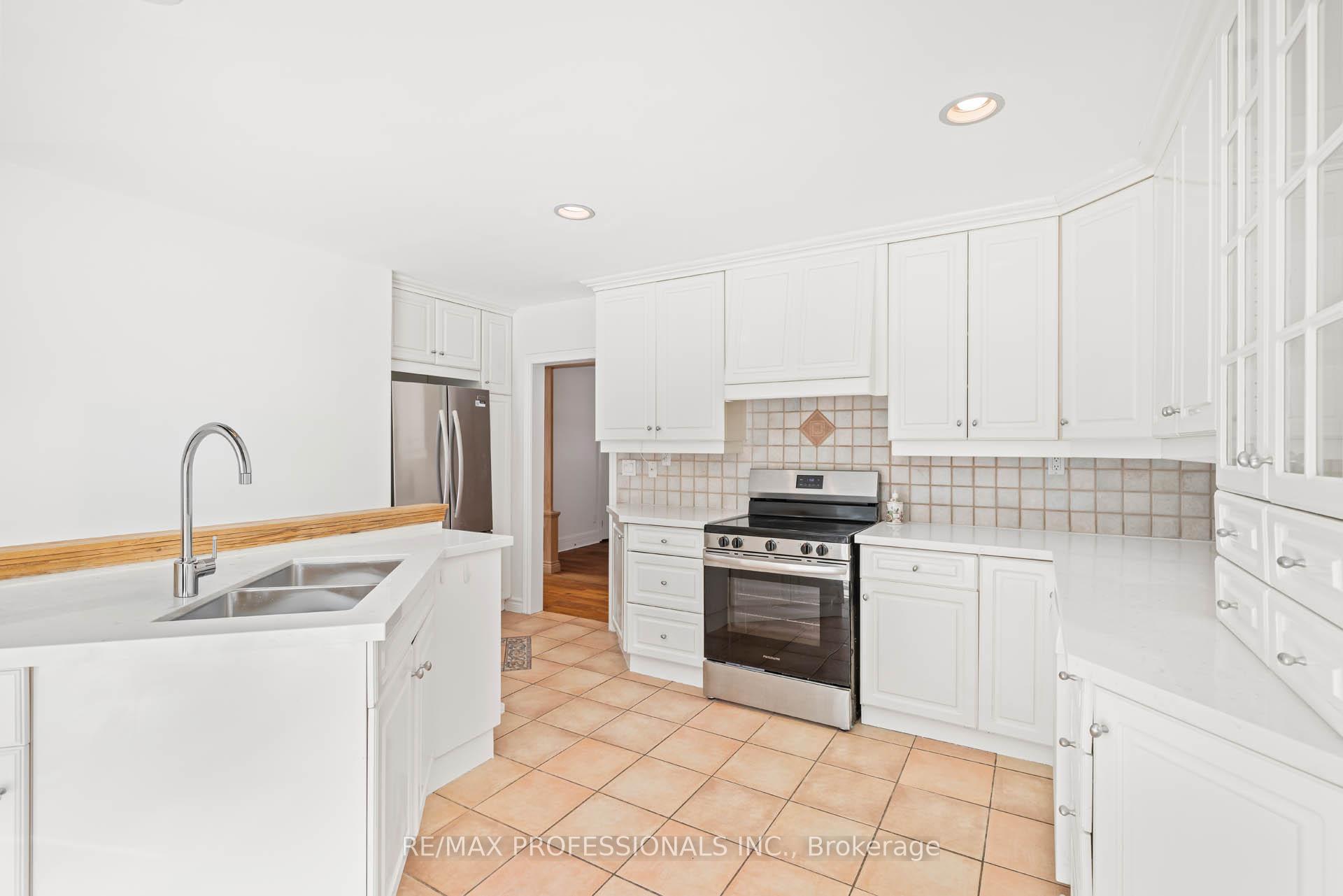Photo 14 of 560 Meadow Wood Road, Mississauga, Clarkson — HOMEH