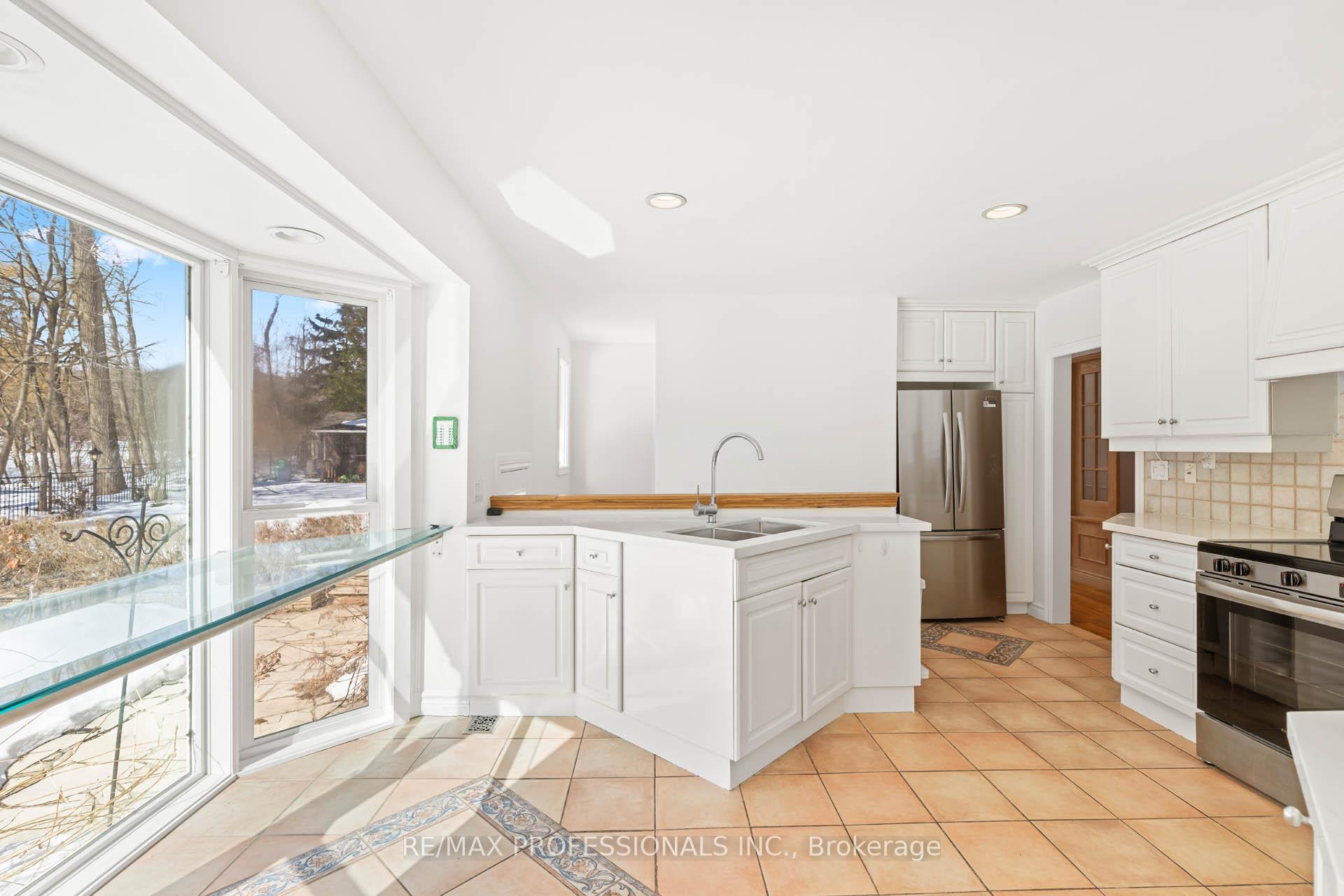 Photo 15 of 560 Meadow Wood Road, Mississauga, Clarkson — HOMEH