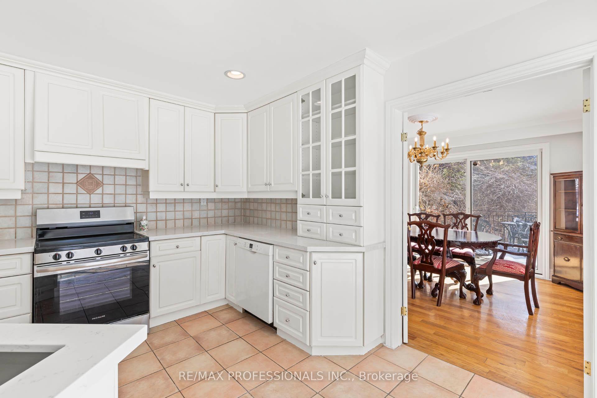 Photo 16 of 560 Meadow Wood Road, Mississauga, Clarkson — HOMEH