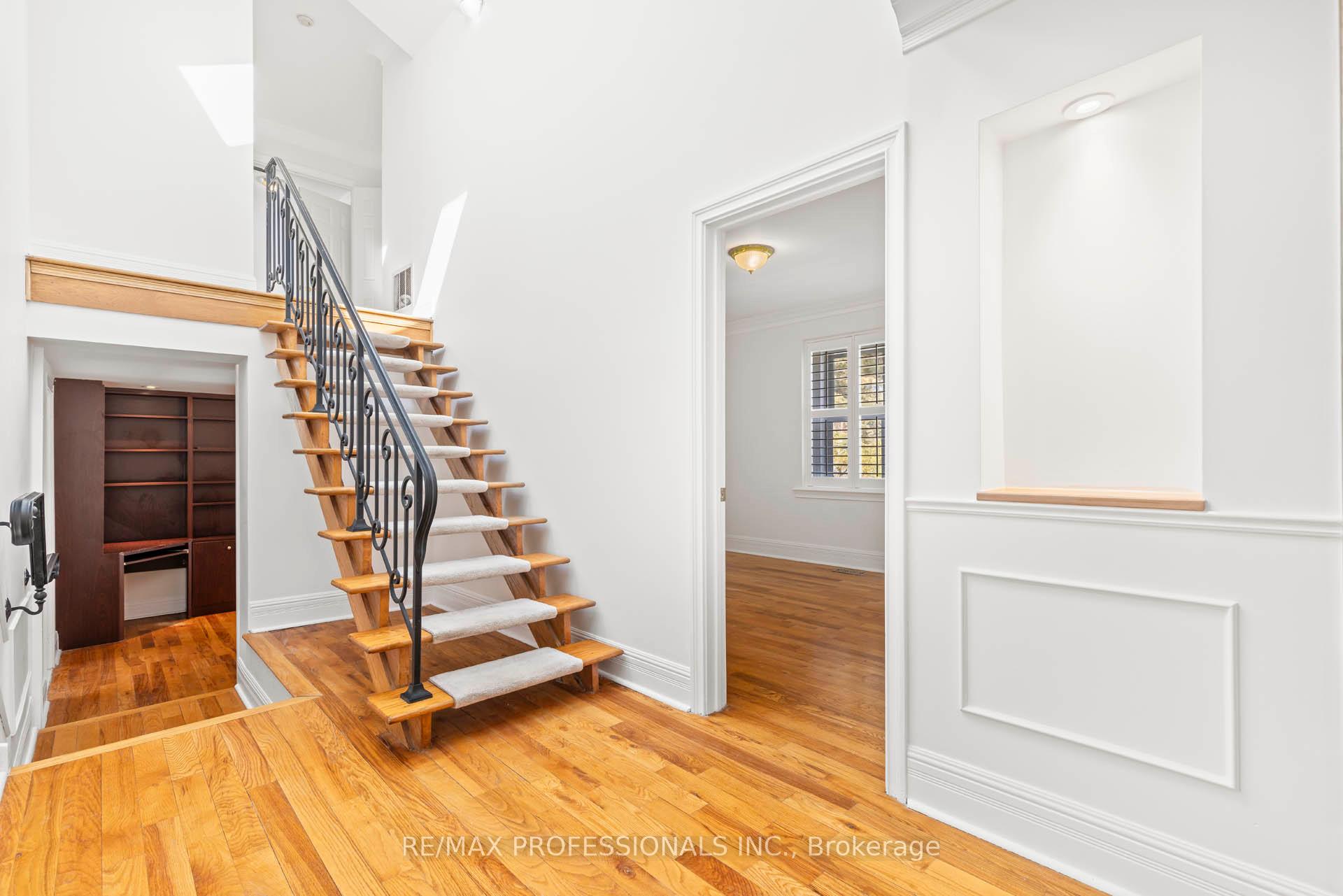 Photo 17 of 560 Meadow Wood Road, Mississauga, Clarkson — HOMEH
