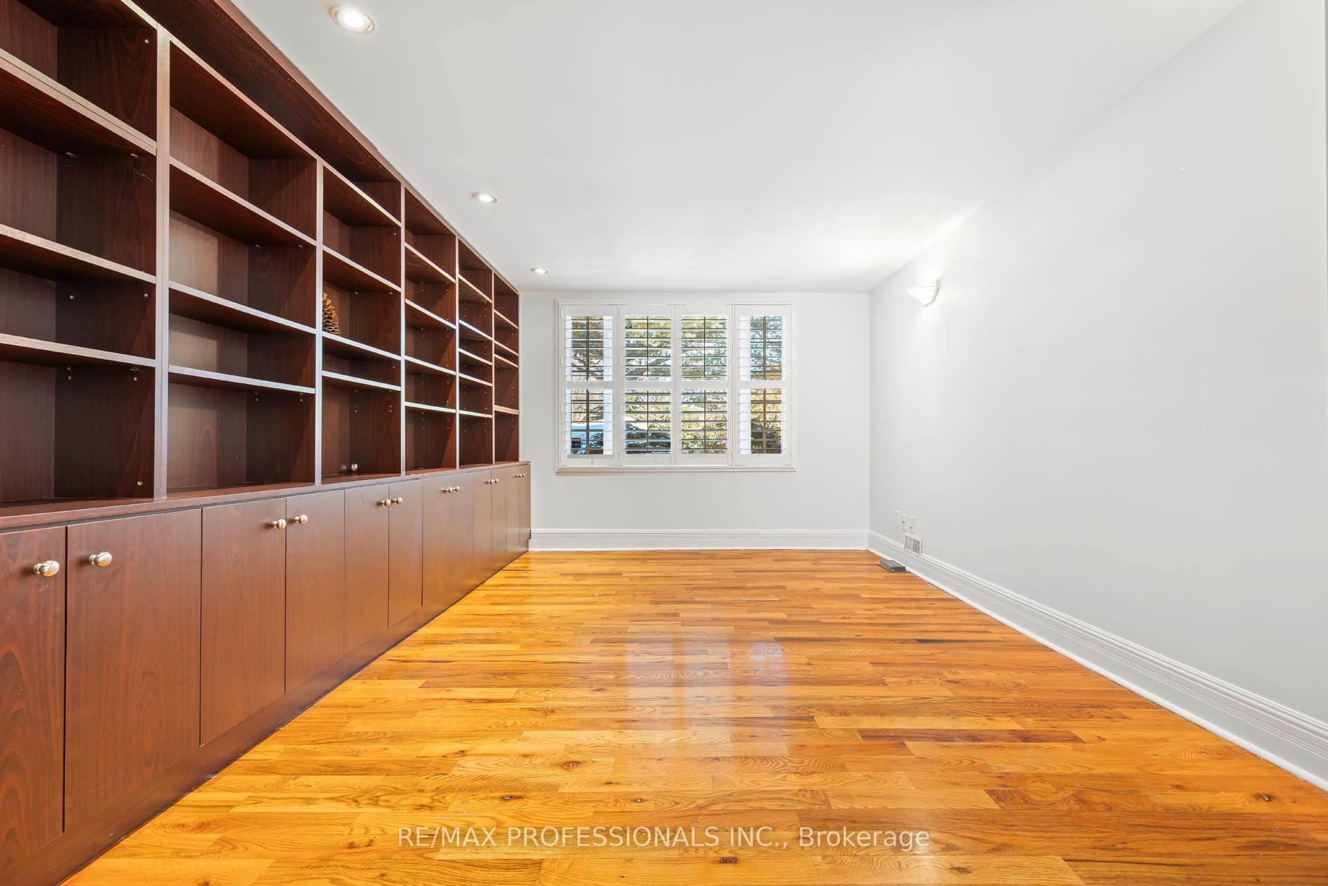 Photo 18 of 560 Meadow Wood Road, Mississauga, Clarkson — HOMEH