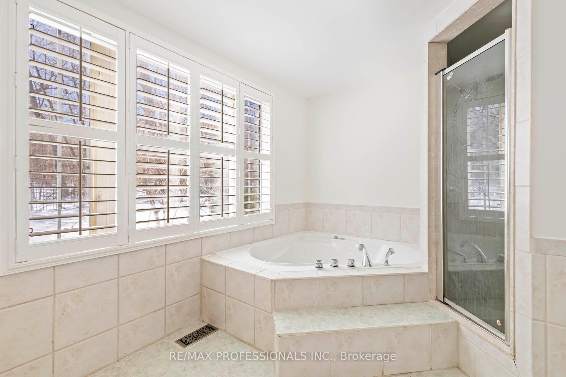 Photo 19 of 560 Meadow Wood Road, Mississauga, Clarkson — HOMEH