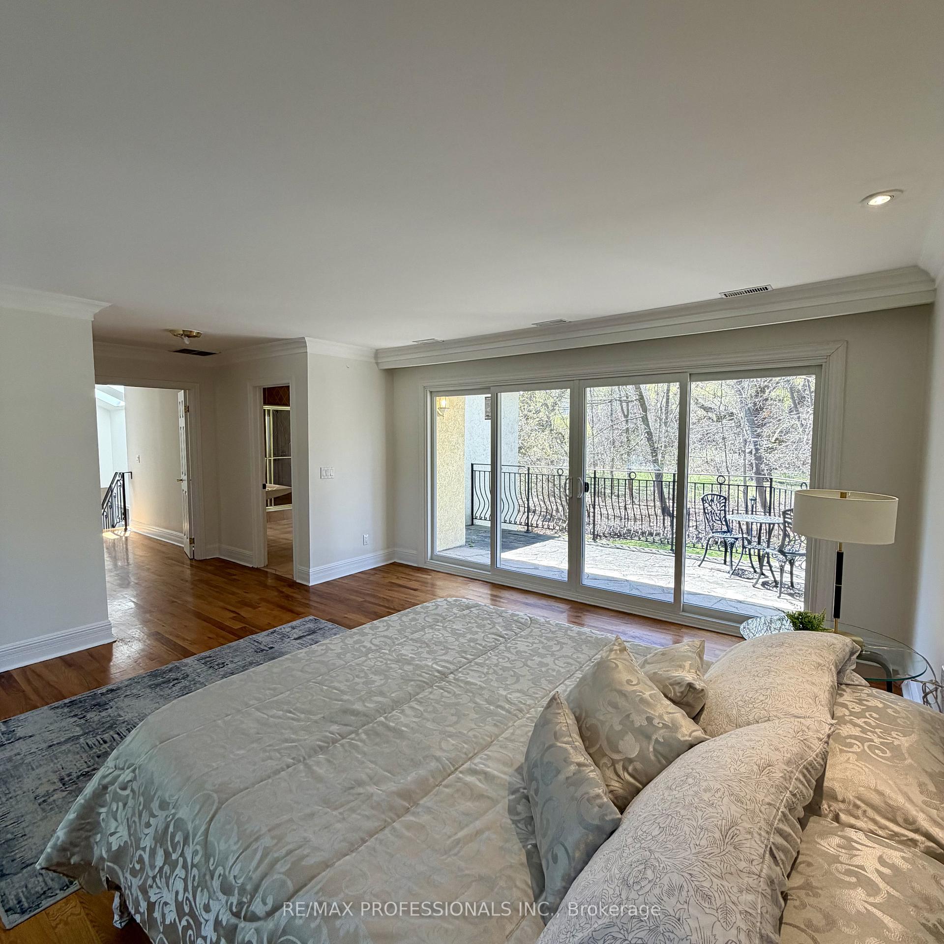 Photo 23 of 560 Meadow Wood Road, Mississauga, Clarkson — HOMEH