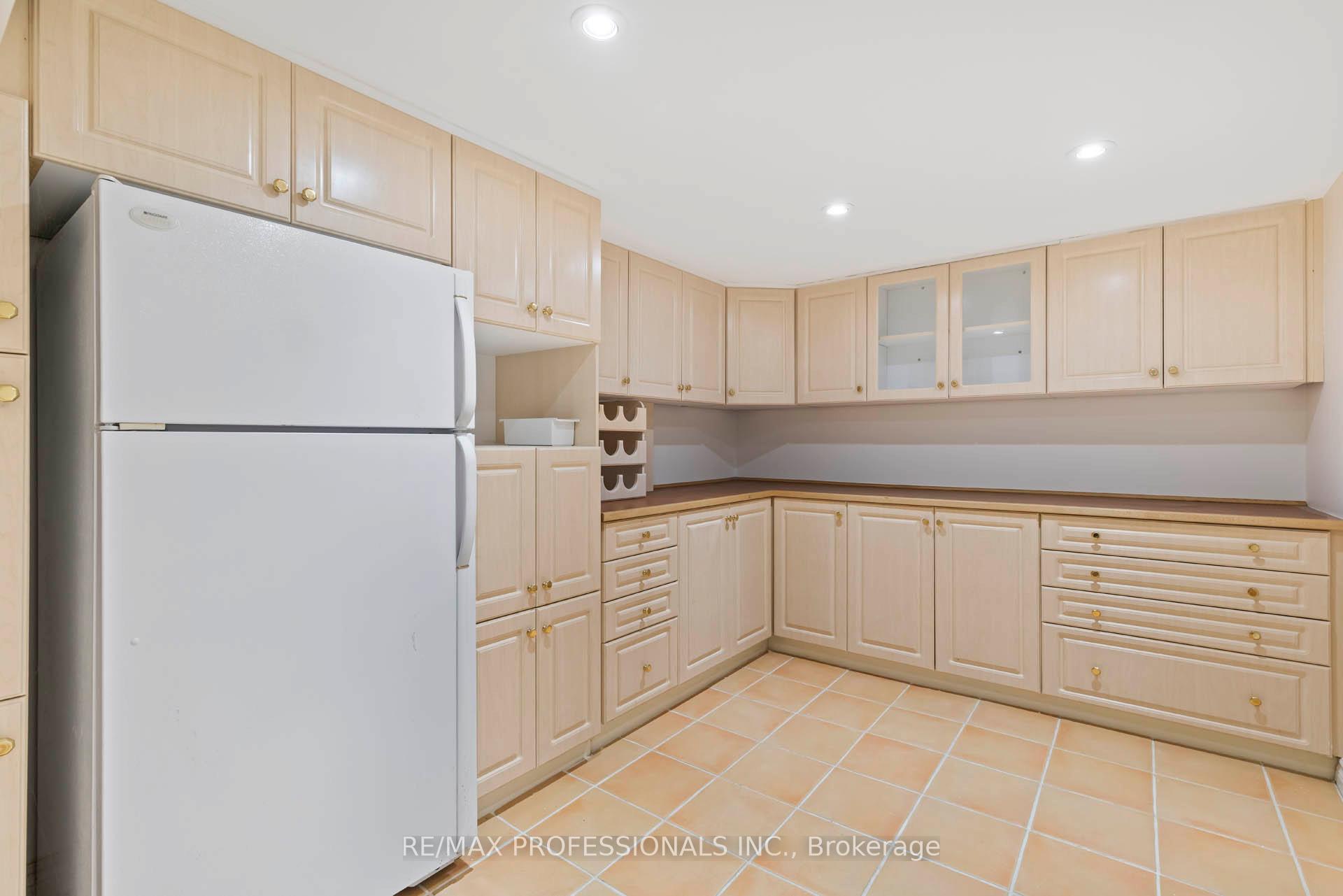 Photo 27 of 560 Meadow Wood Road, Mississauga, Clarkson — HOMEH