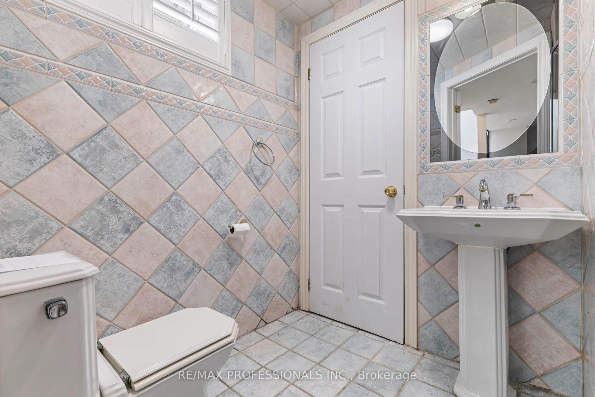 Photo 28 of 560 Meadow Wood Road, Mississauga, Clarkson — HOMEH