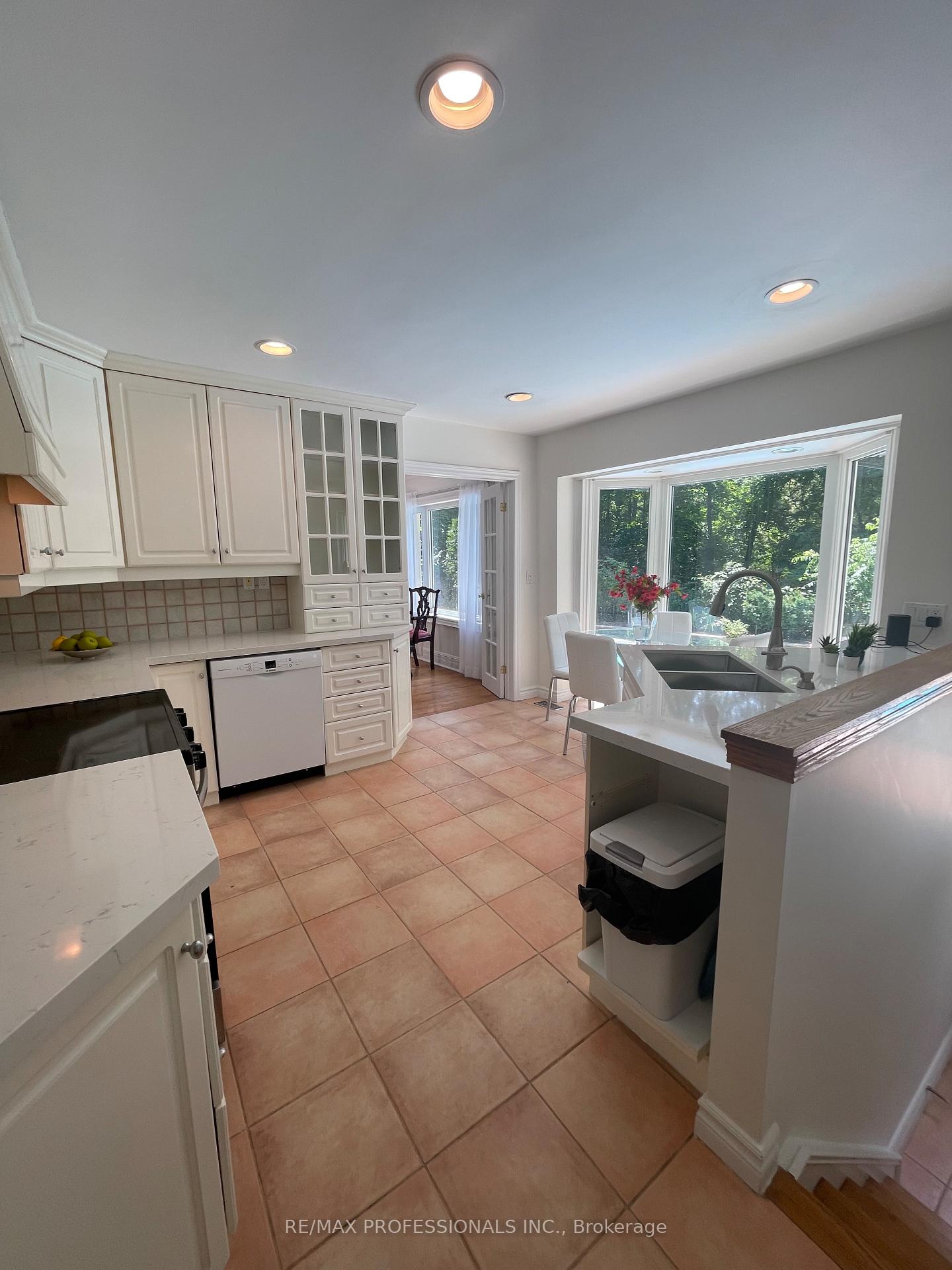 Photo 36 of 560 Meadow Wood Road, Mississauga, Clarkson — HOMEH