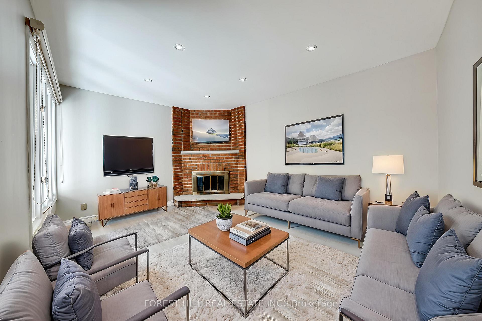 Photo 5 of 300 Conley Street, Vaughan, Lakeview Estates — HOMEH