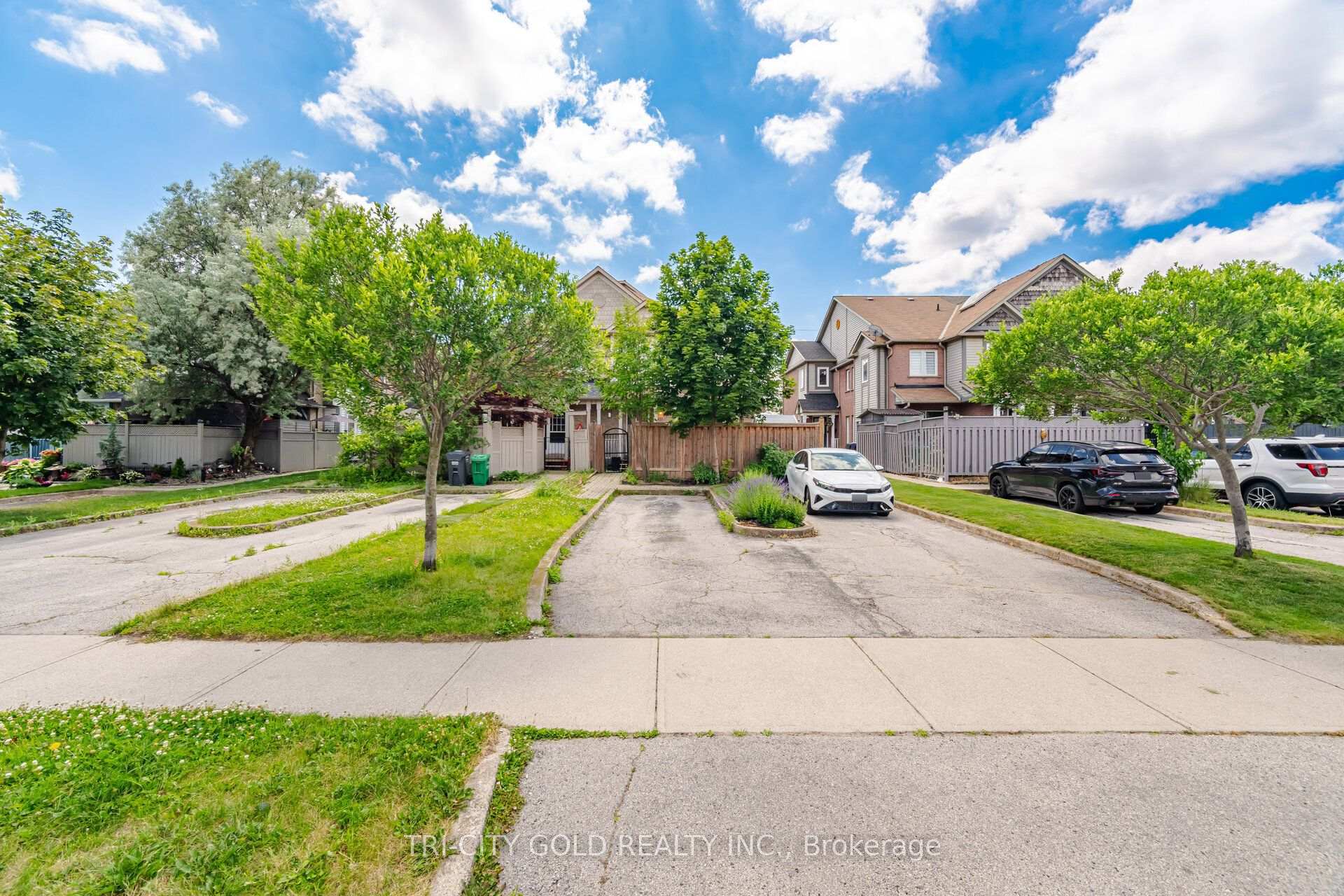 Photo 5 of 111 Chipmunk Crescent, Brampton, Sandringham-Wellington — HOMEH