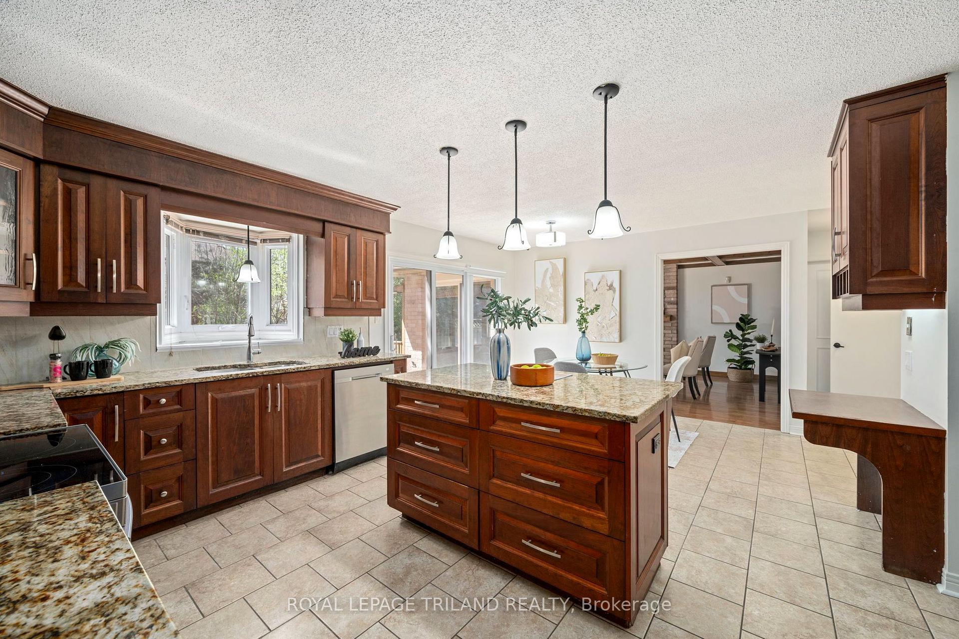 Photo 8 of 118 Deer Valley Crescent, London, South N — HOMEH