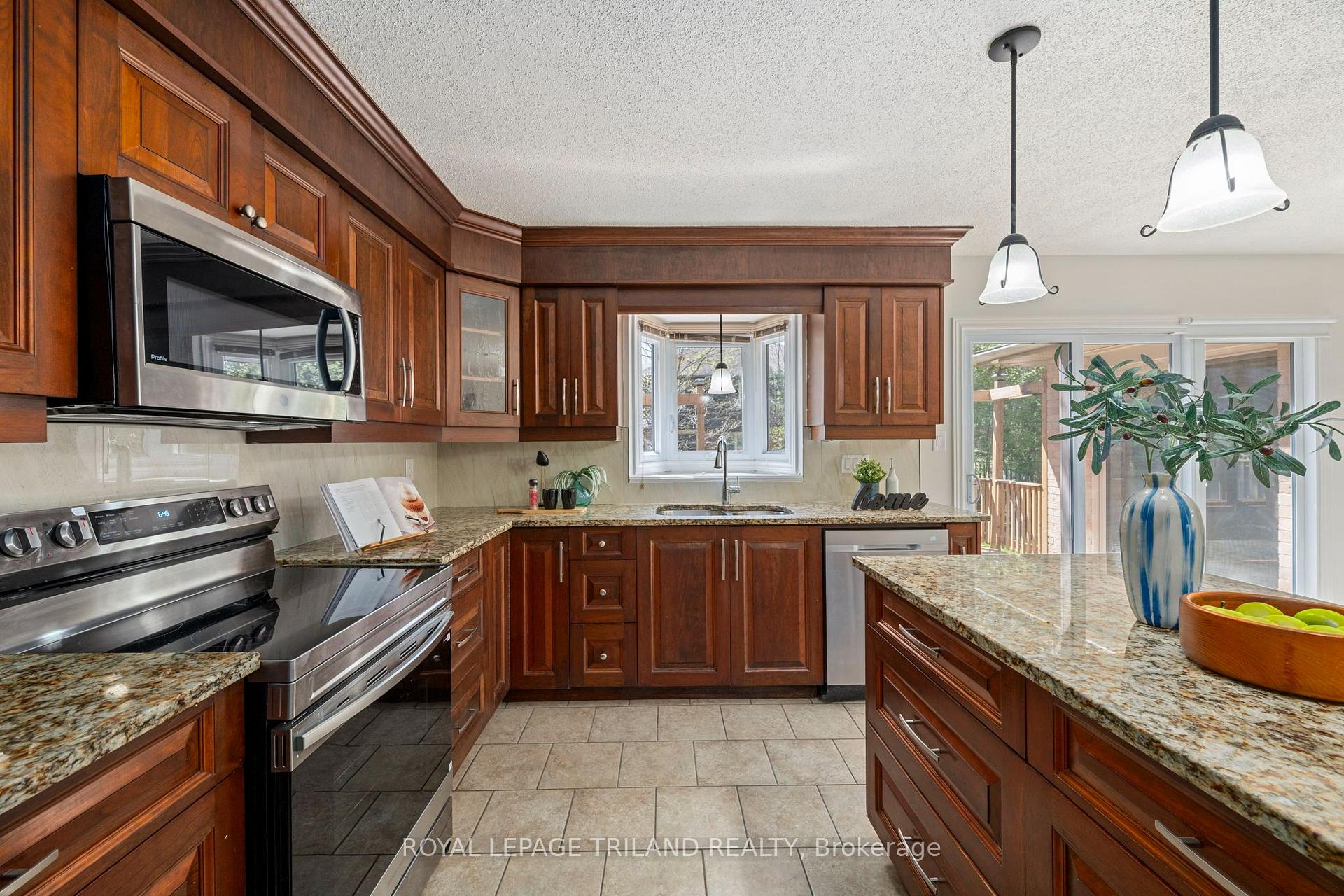 Photo 9 of 118 Deer Valley Crescent, London, South N — HOMEH