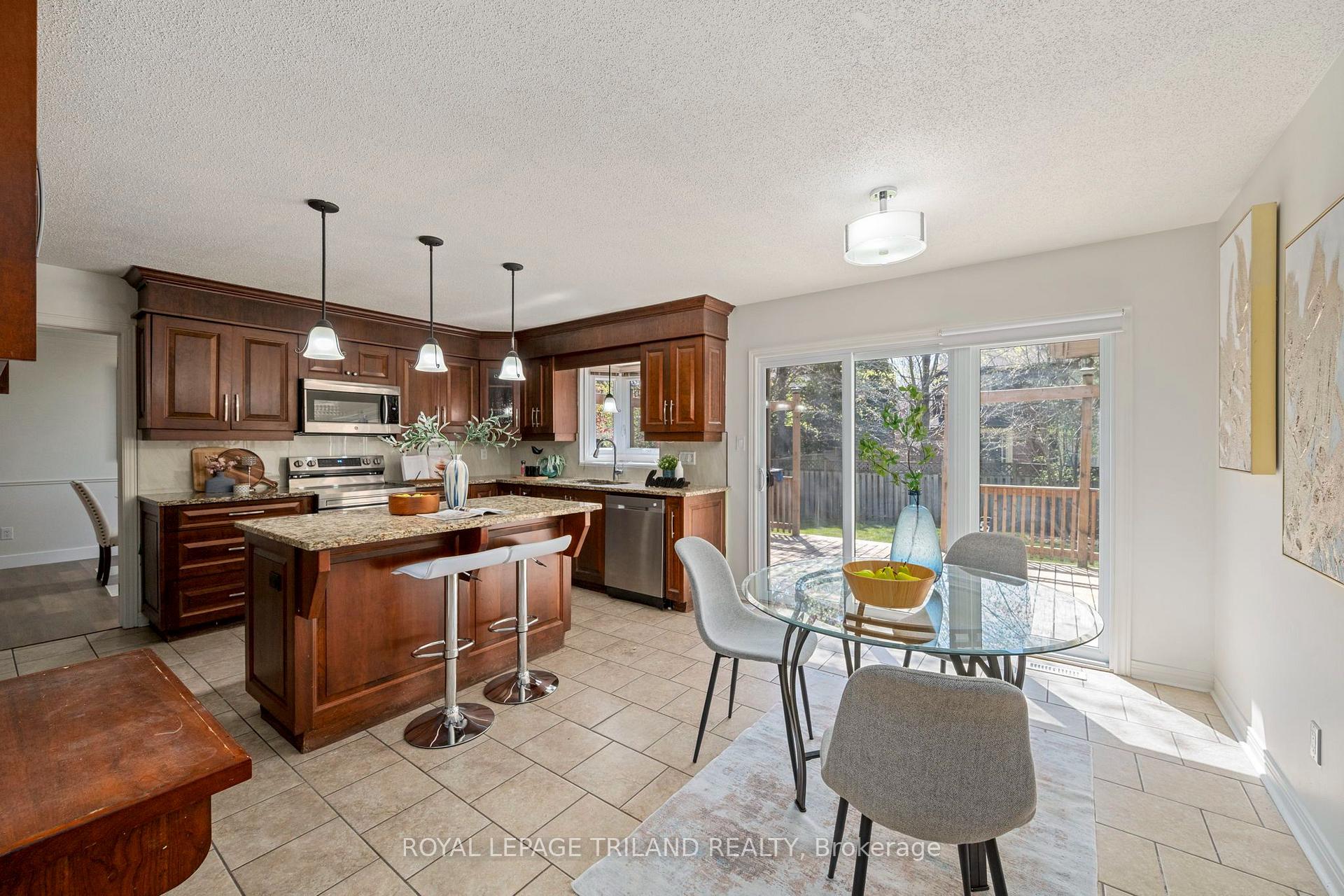Photo 10 of 118 Deer Valley Crescent, London, South N — HOMEH