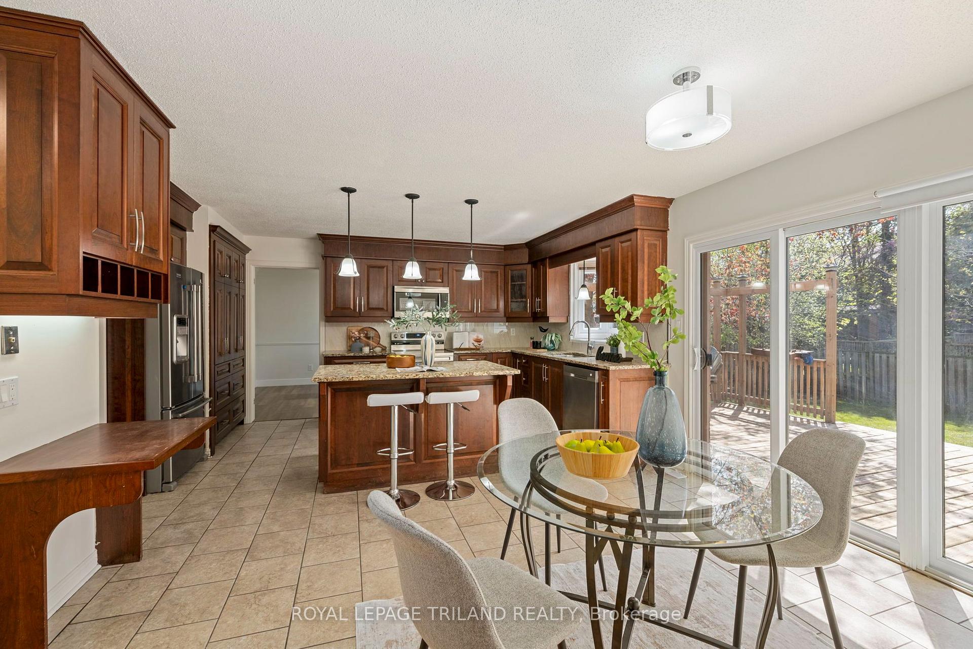 Photo 13 of 118 Deer Valley Crescent, London, South N — HOMEH