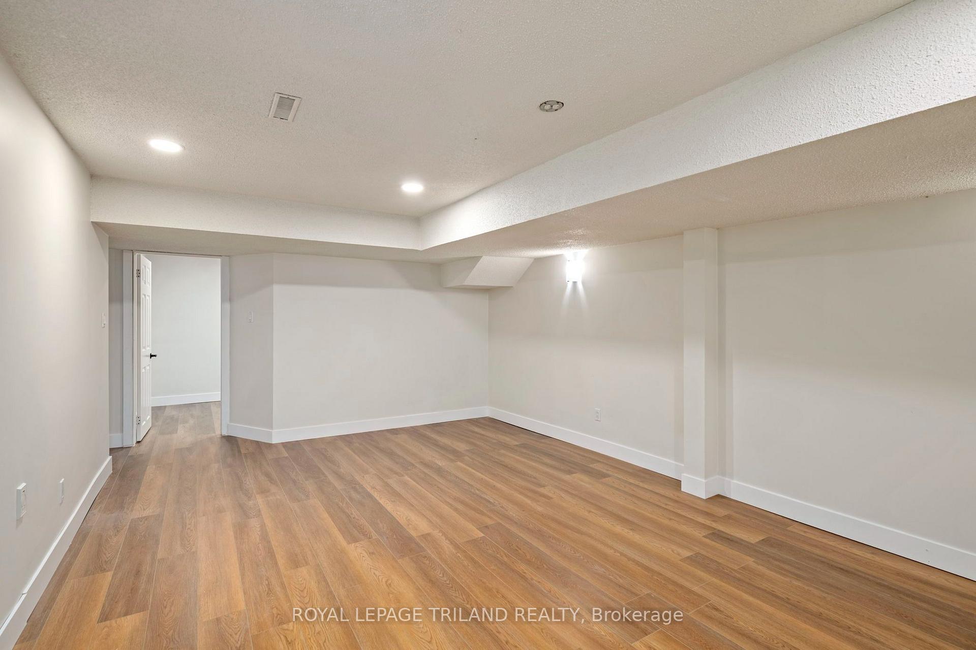 Photo 34 of 118 Deer Valley Crescent, London, South N — HOMEH