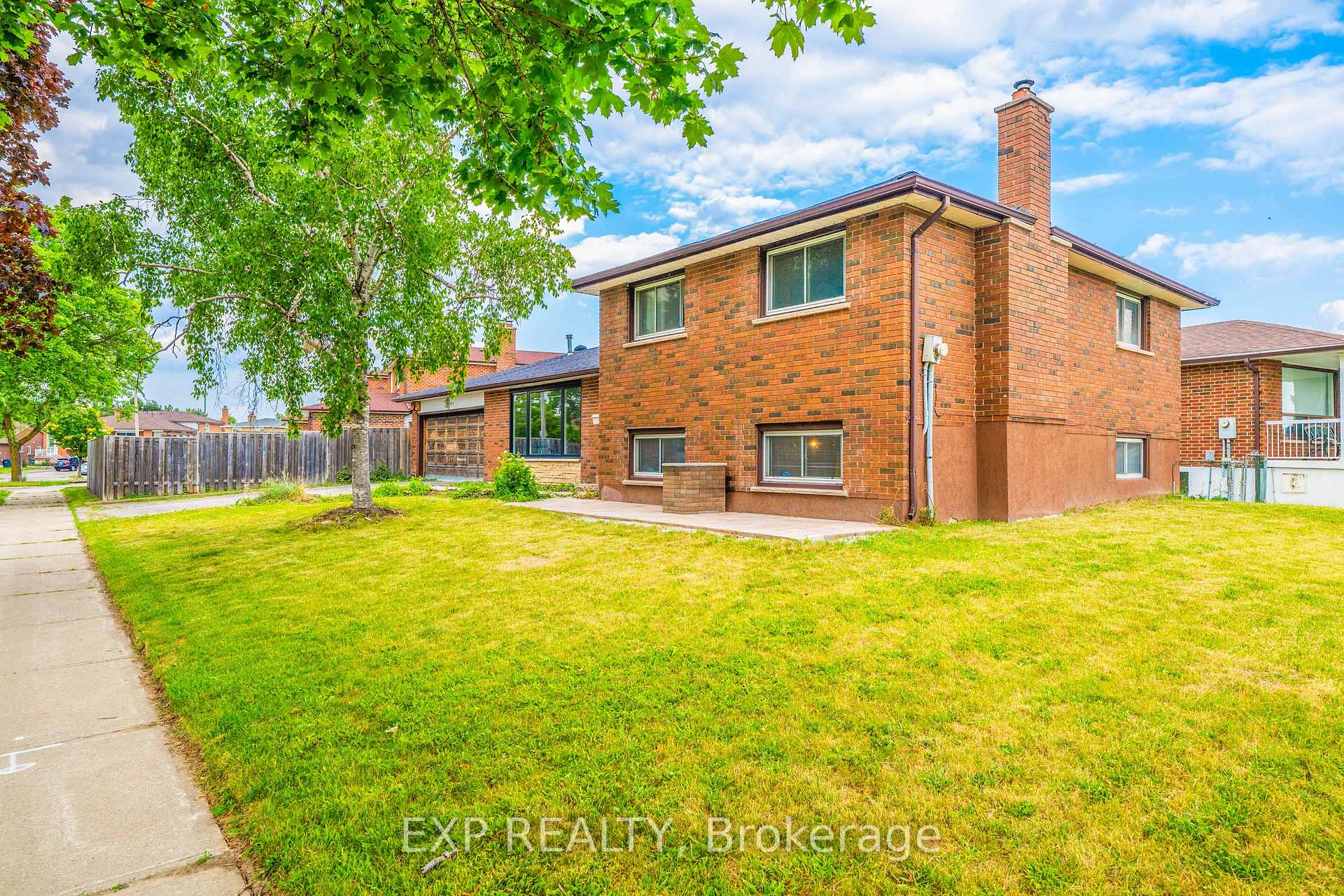 Photo 2 of 7201 Sigsbee Drive, Mississauga, Malton — HOMEH