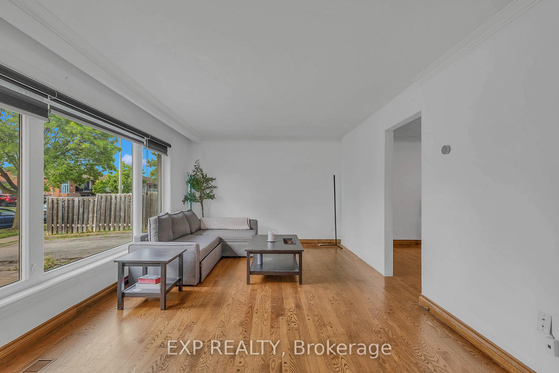Photo 5 of 7201 Sigsbee Drive, Mississauga, Malton — HOMEH
